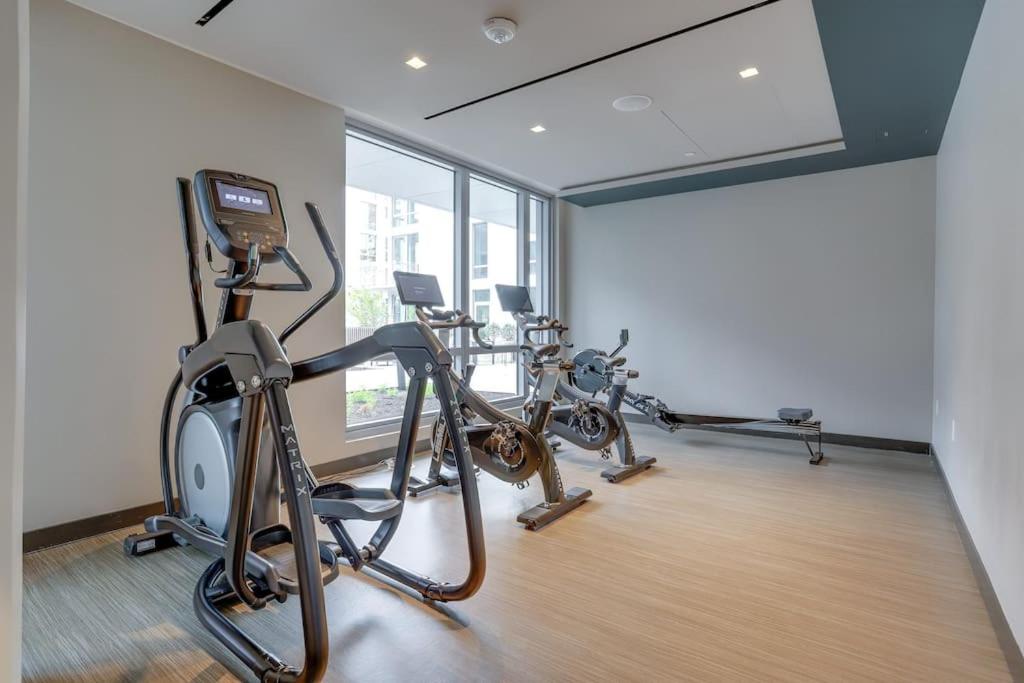 Stylish Condo at Clarendon with Rooftop Views view 5