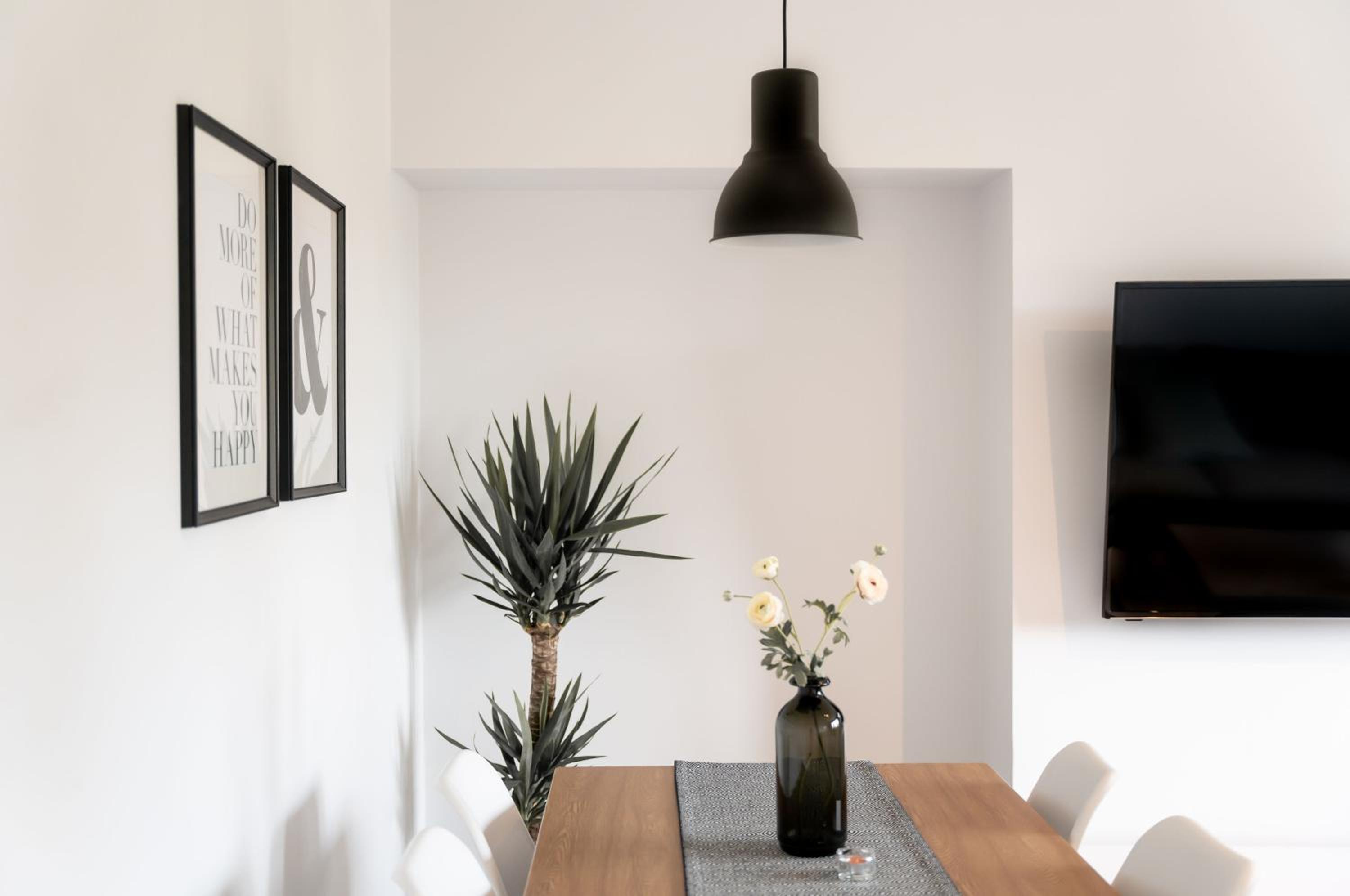 Hotel Luxurious Apartment with South facing Garden - Image 1