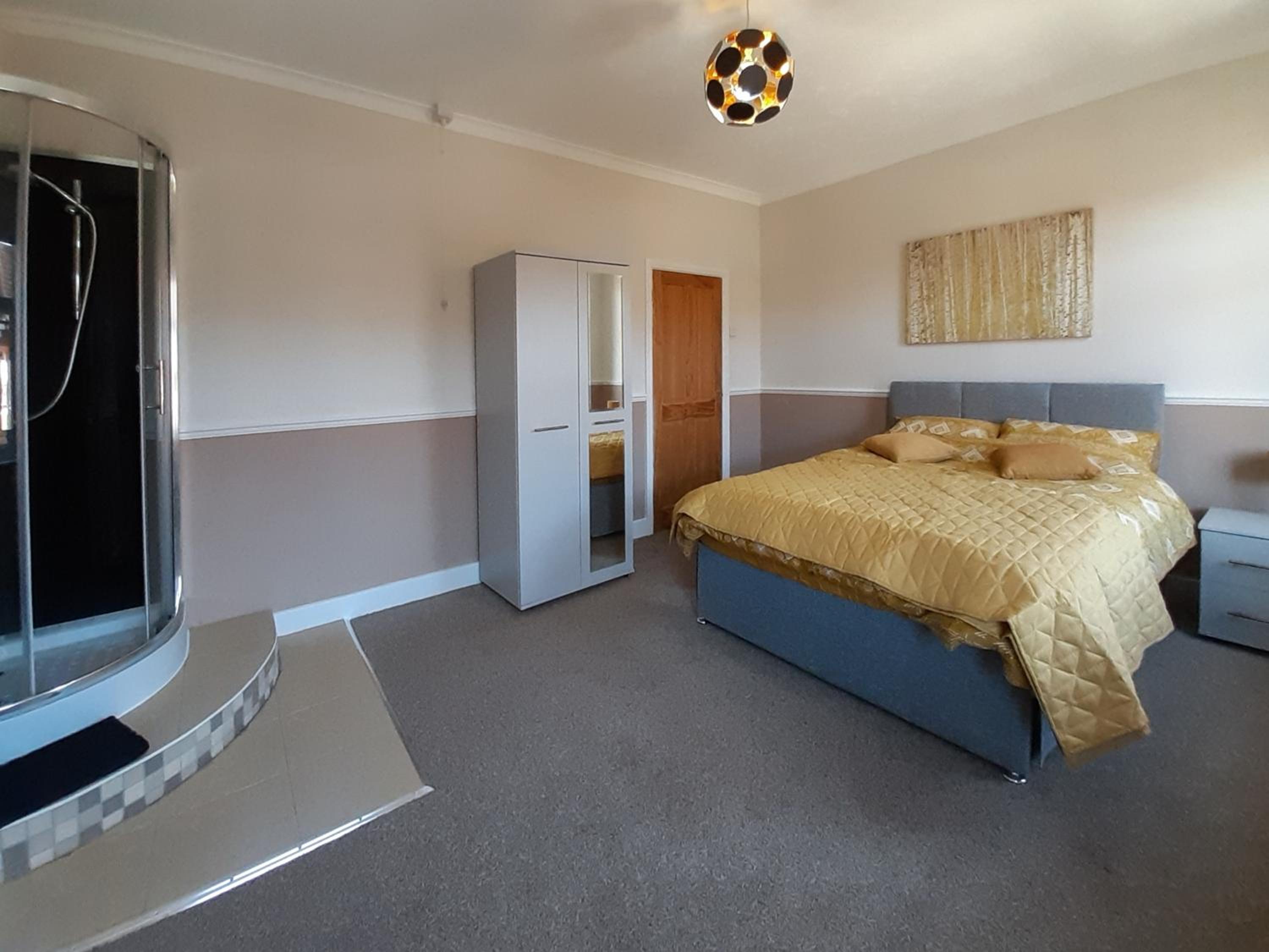 Welcoming 4 Bed Holiday Home in Eastbourne view 5