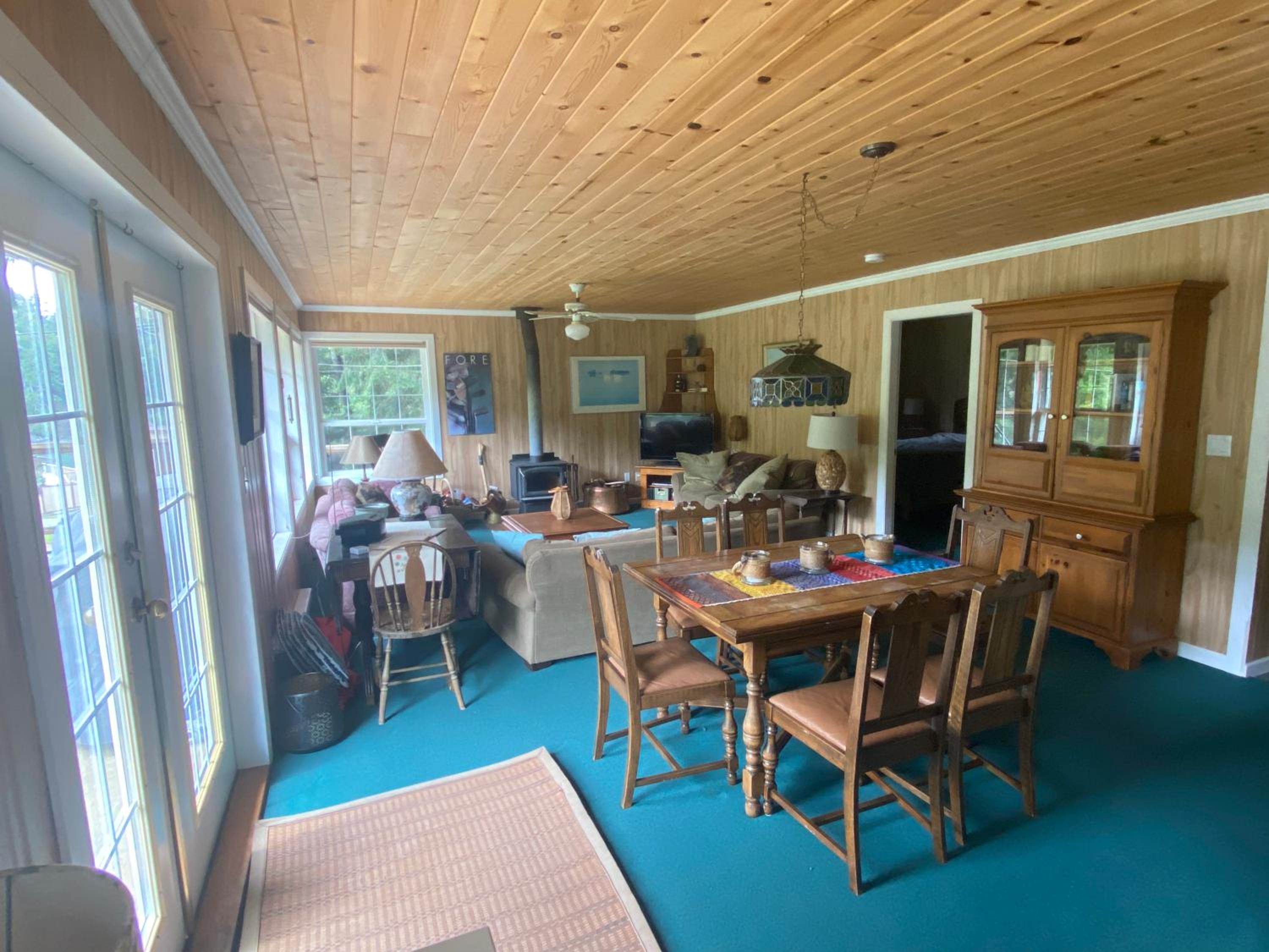 Cozy 2 bedroom cabin next to trails and beaches.