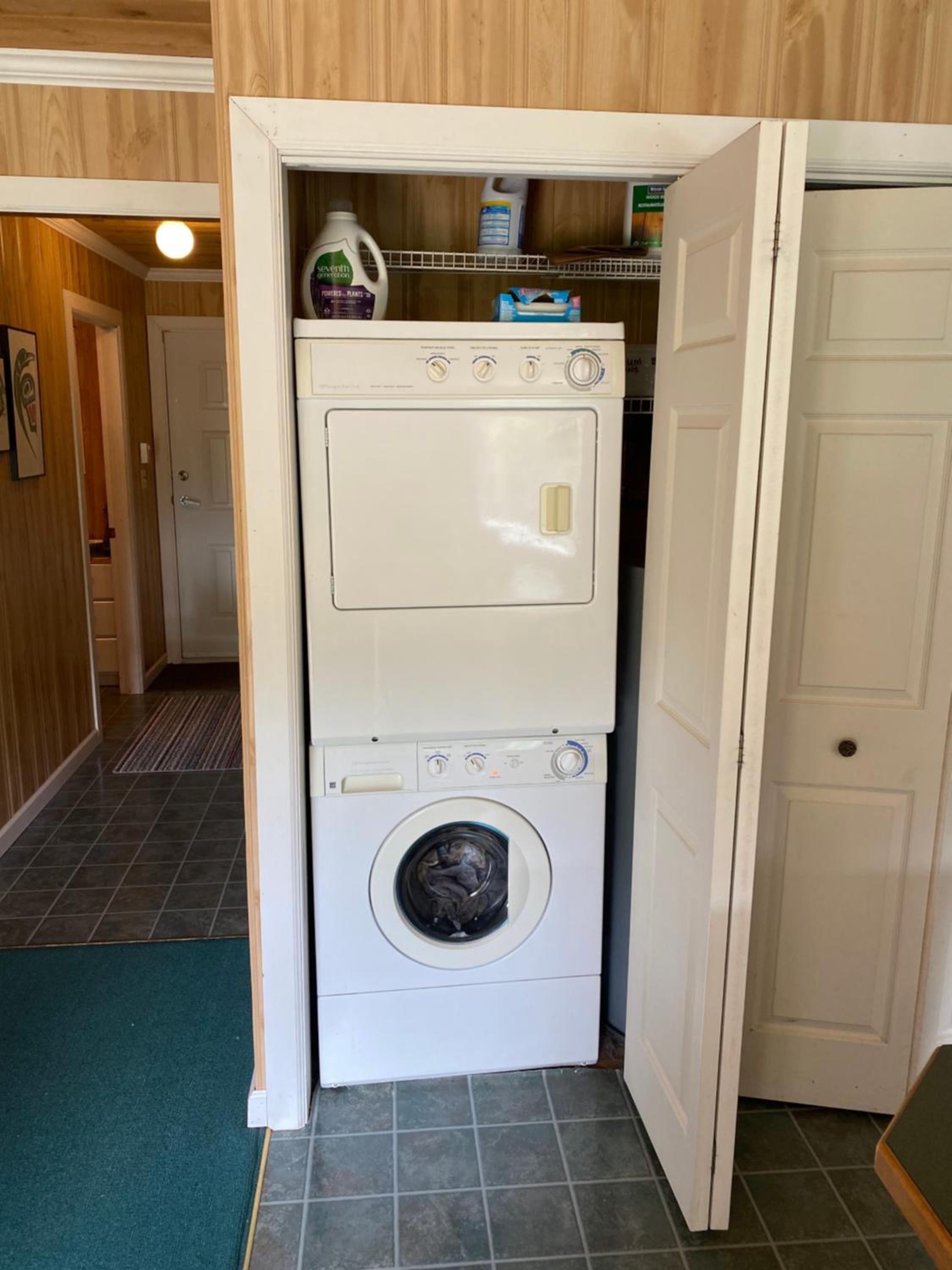 Cozy 2 bedroom cabin next to trails and beaches.