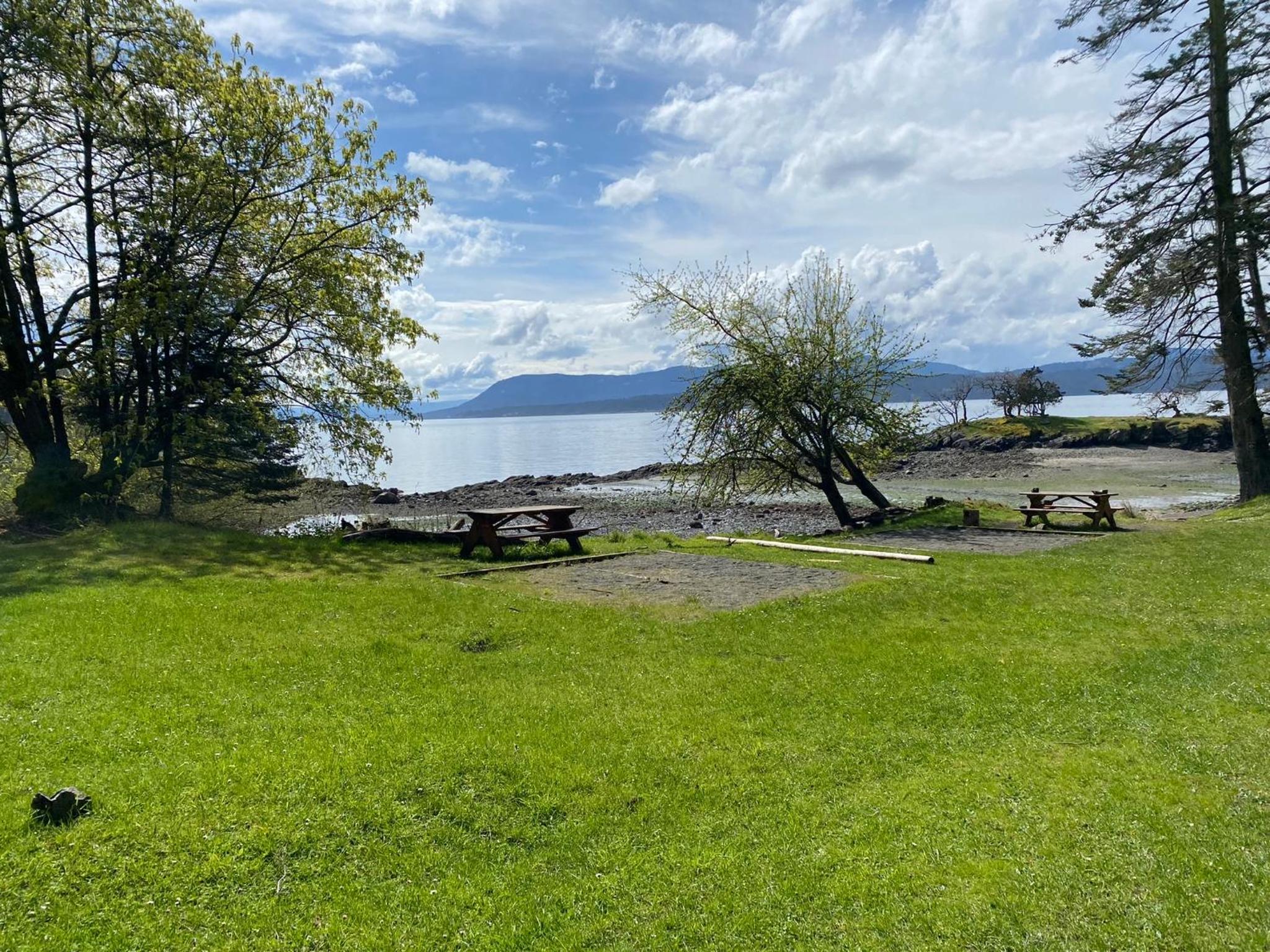 Cozy 2 bedroom cabin next to trails and beaches.