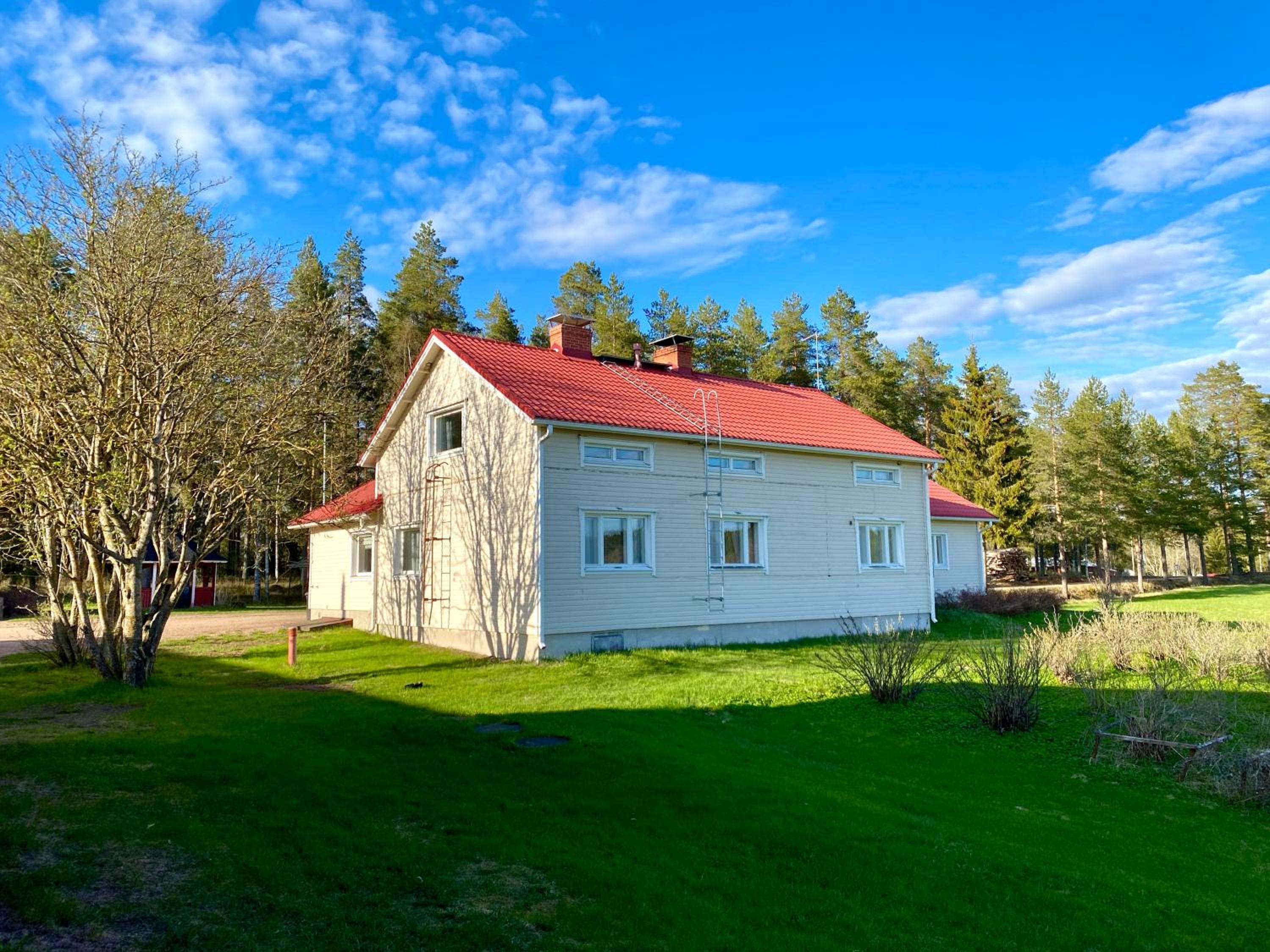 Maalaistalo maatilamiljöössä view 2