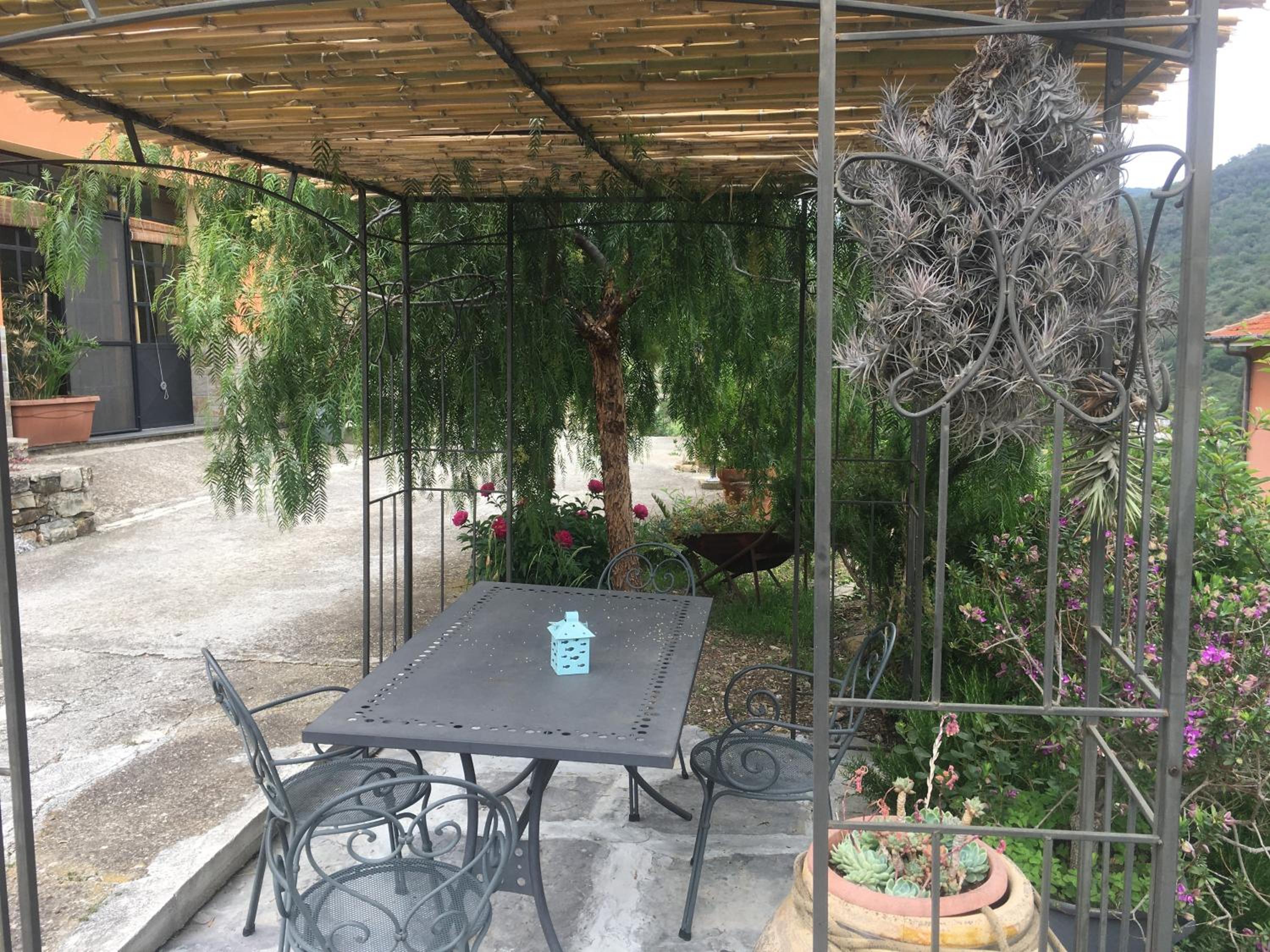 HOST4U - Olivo Al Mare, Splendido Appartamento al piano terra con Area Esterna e Parcheggio Auto a DOLCEDO, 10 minuti in auto dal Mare view 3