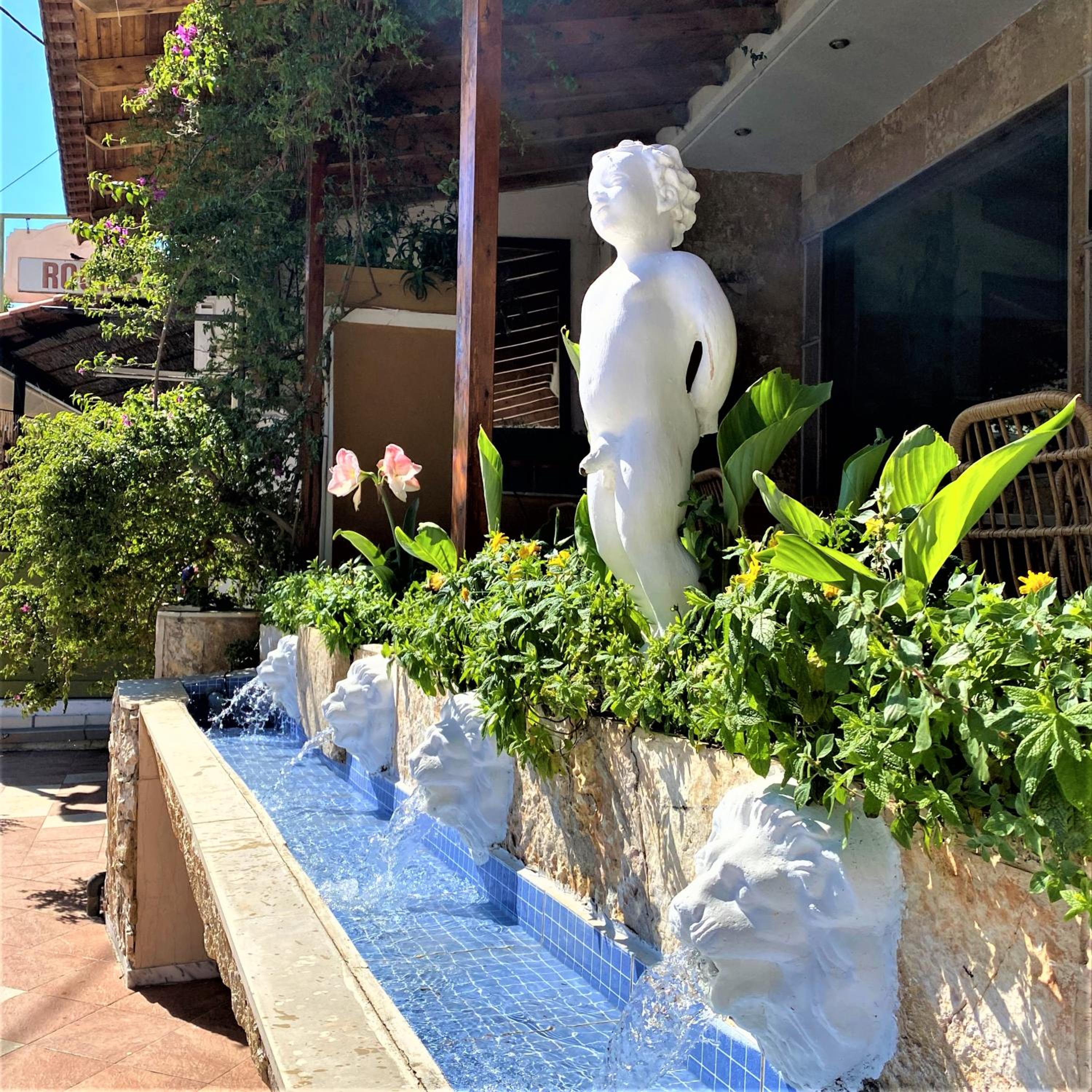 Costas Inn