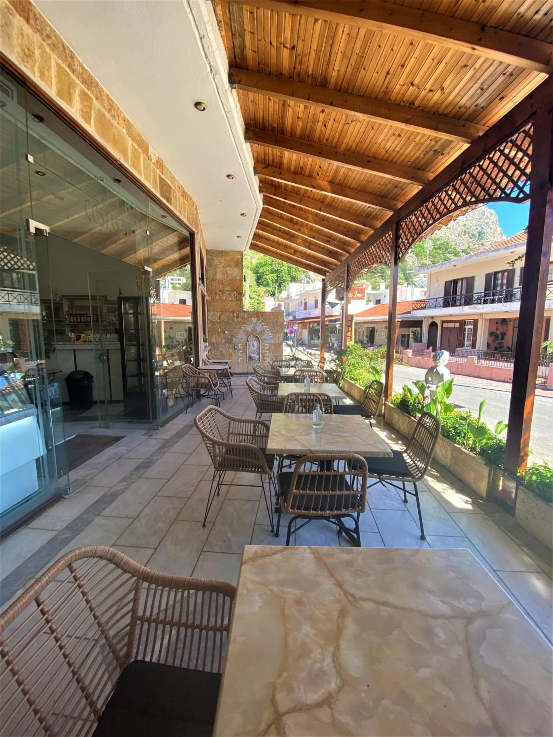 Costas Inn