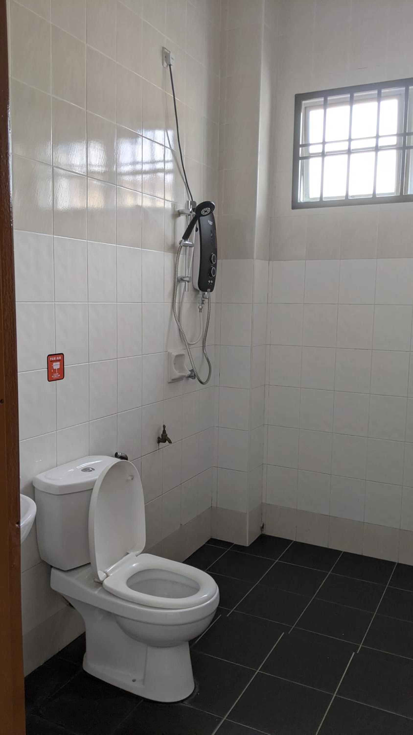 Johor Bahru 6 Bedrooms Corner House: Big & Comfort