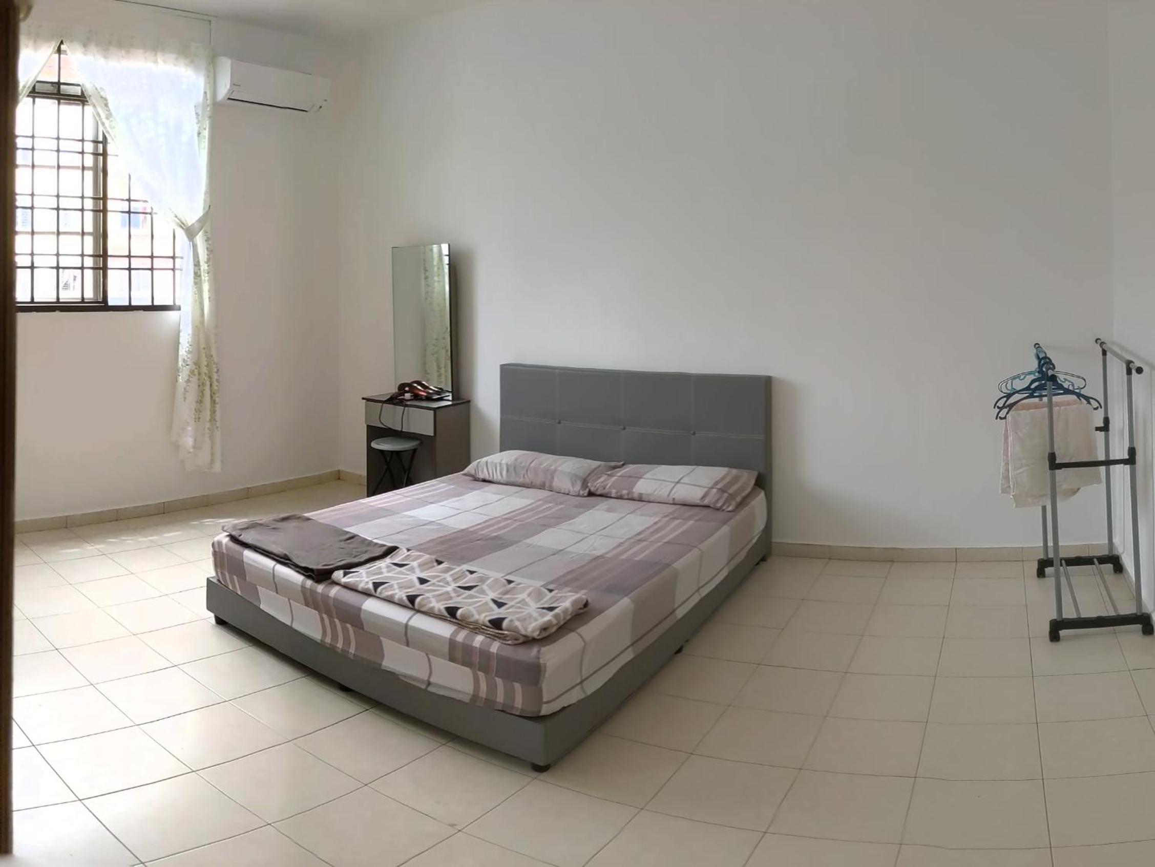 Johor Bahru 6 Bedrooms Corner House: Big & Comfort
