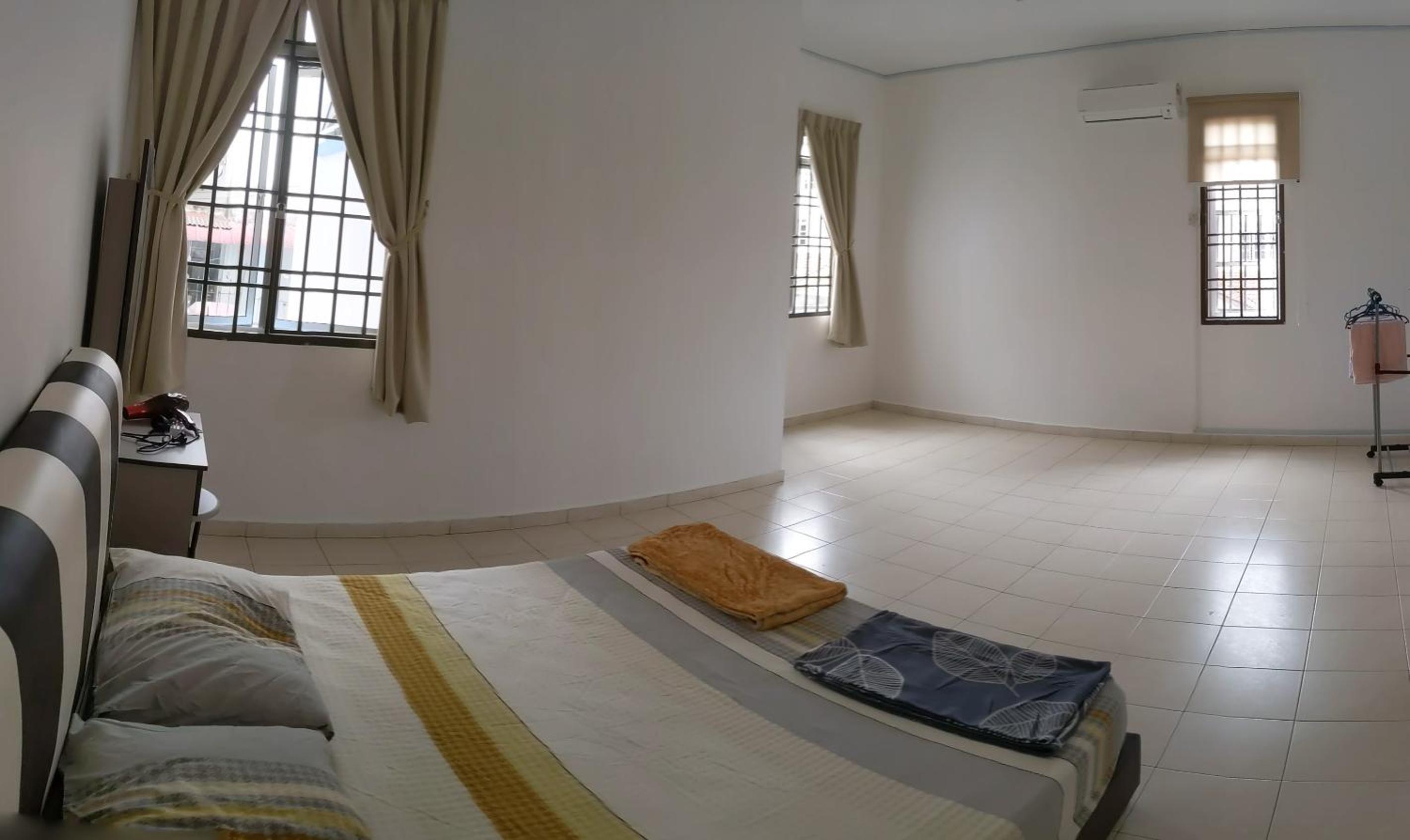 Johor Bahru 6 Bedrooms Corner House: Big & Comfort