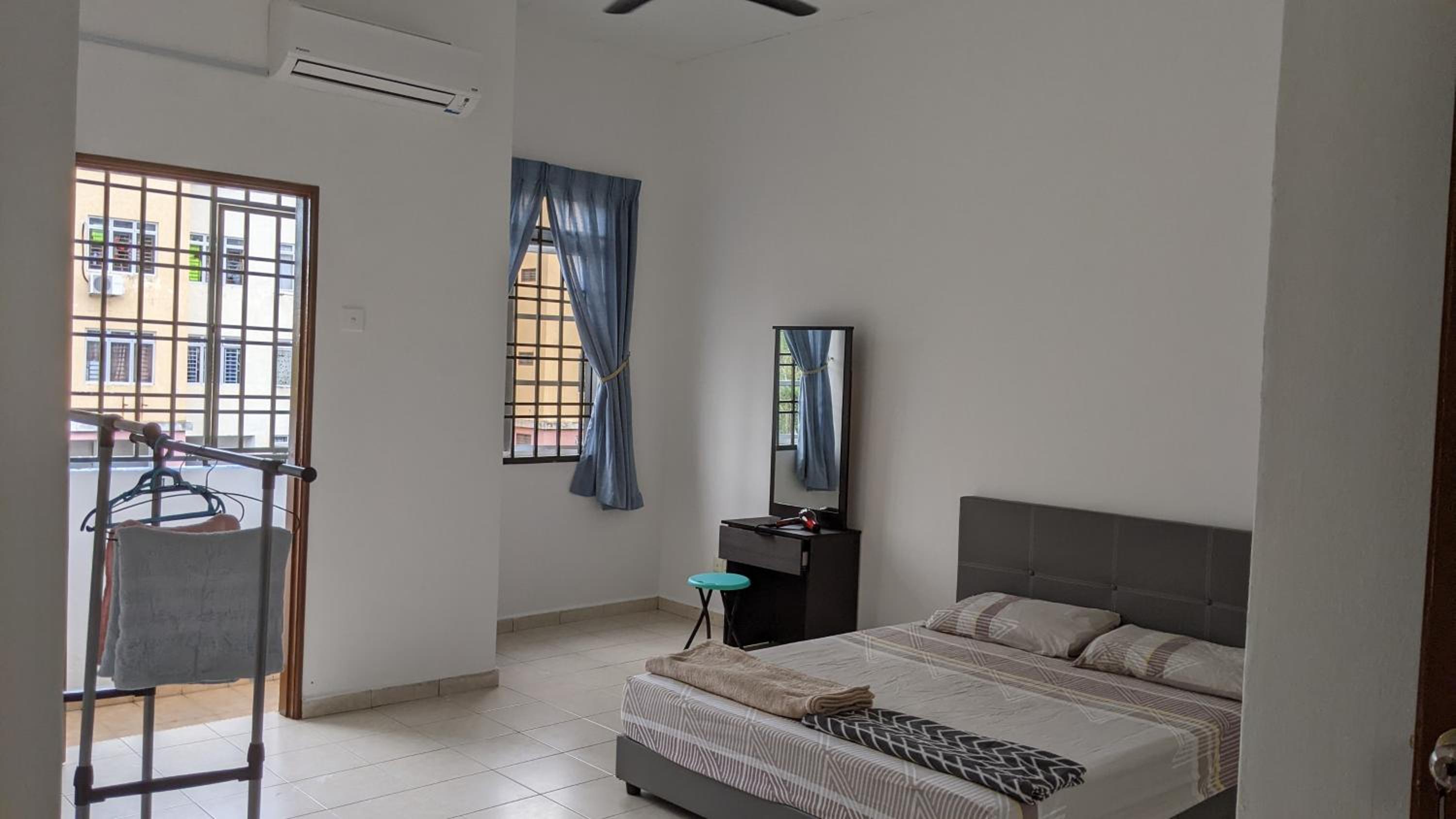 Johor Bahru 6 Bedrooms Corner House: Big & Comfort