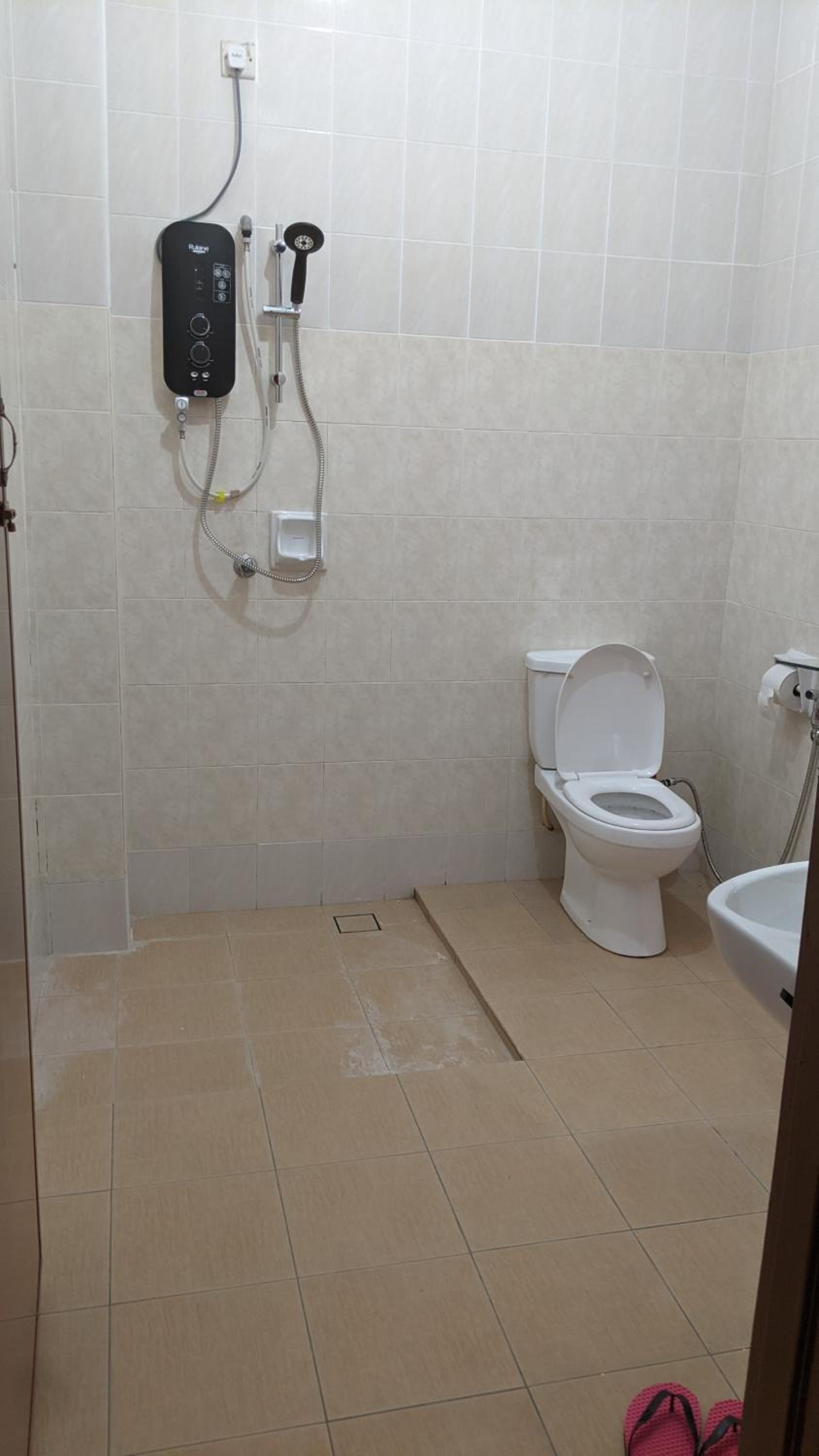 Johor Bahru 6 Bedrooms Corner House: Big & Comfort