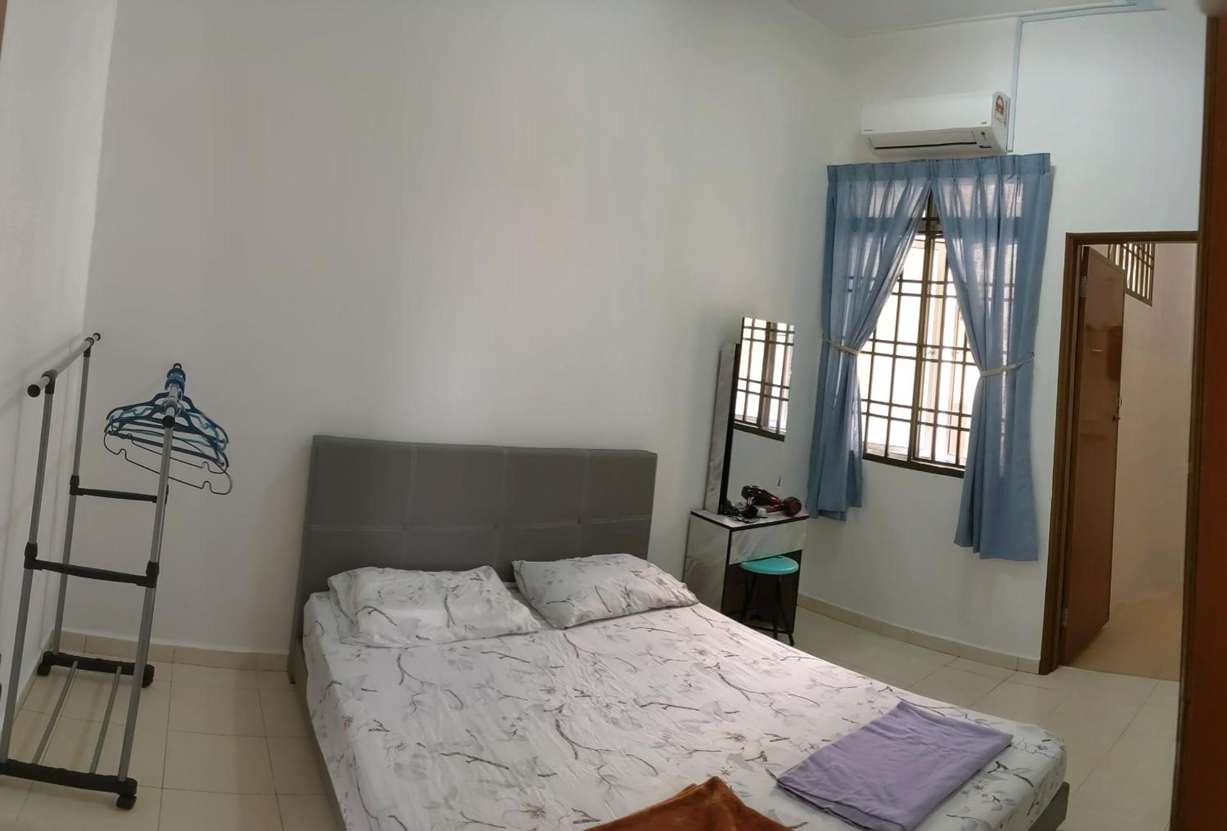 Johor Bahru 6 Bedrooms Corner House: Big & Comfort