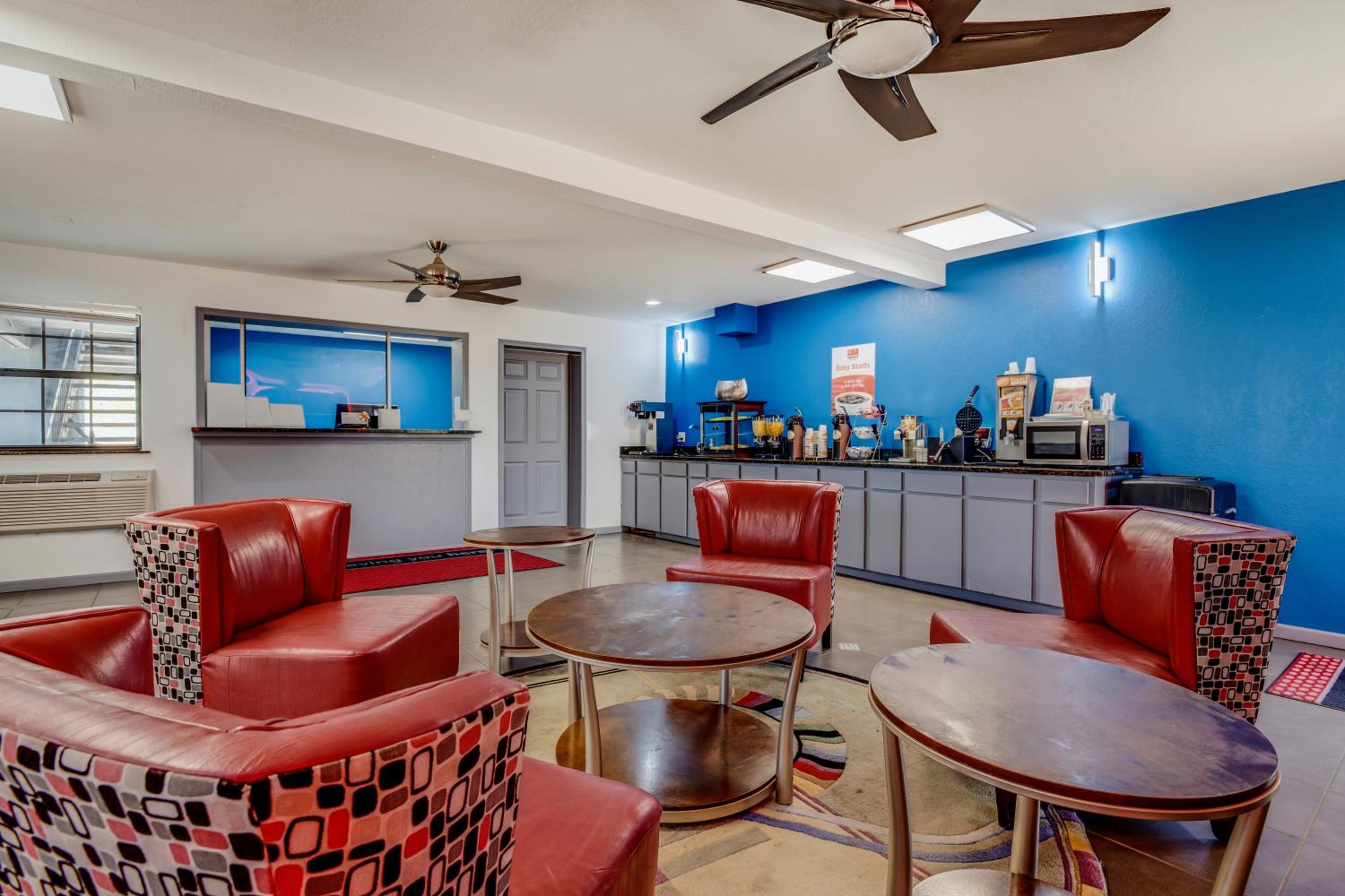Econo Lodge Inn & Suites Enid South