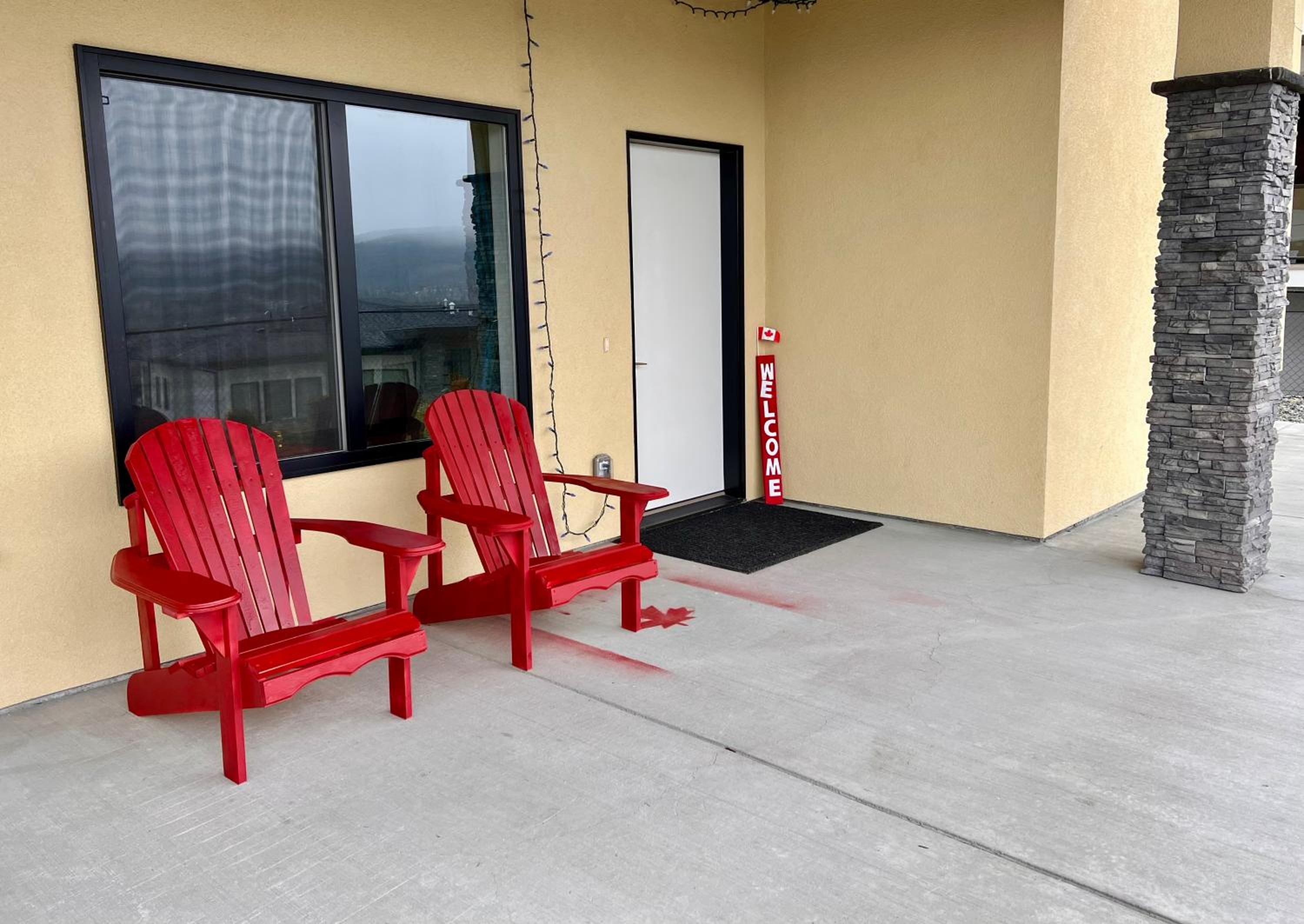 Hotel Kelowna new lake view 2bedrooms close BIG WHITE - Image 1