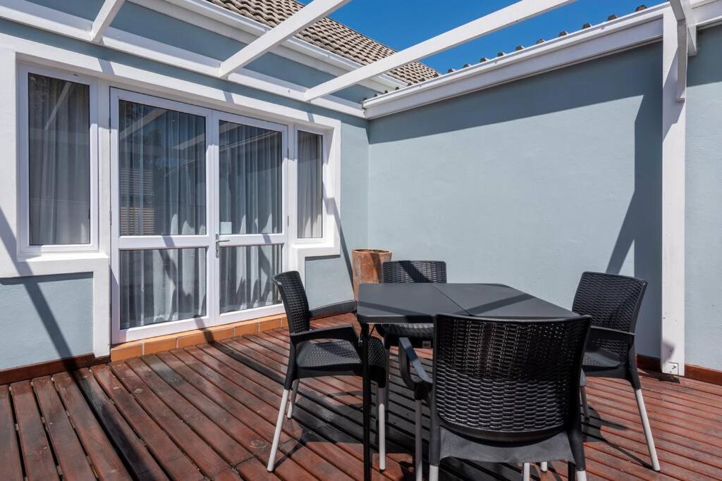 Sedgefield - Quick WALK to Beach. REDUCED Winter Rates - Sleeps 6 Guests view 3