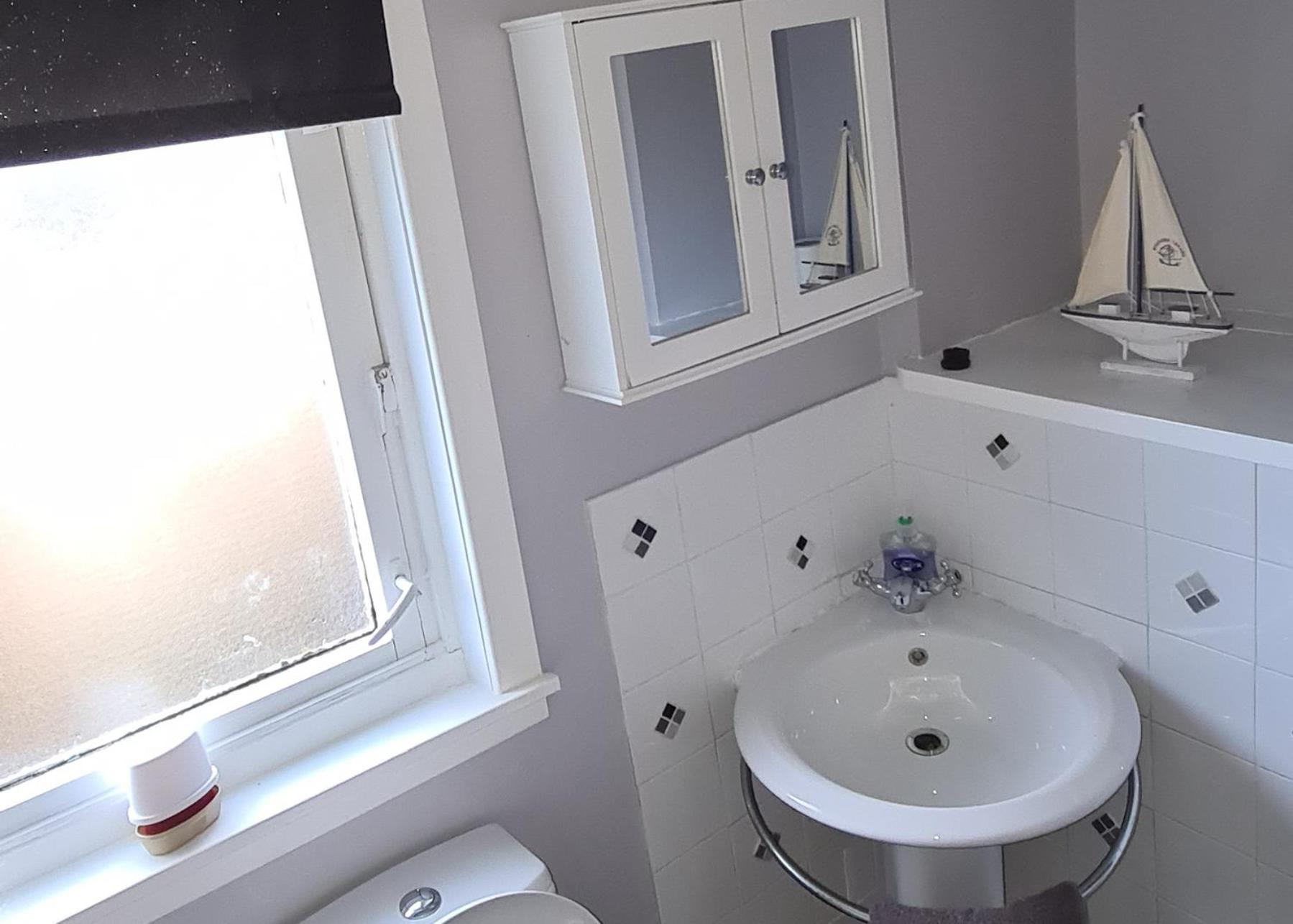 4 Bed Cottage Sleeps 6-Pet-Friendly-Private Garden view 4