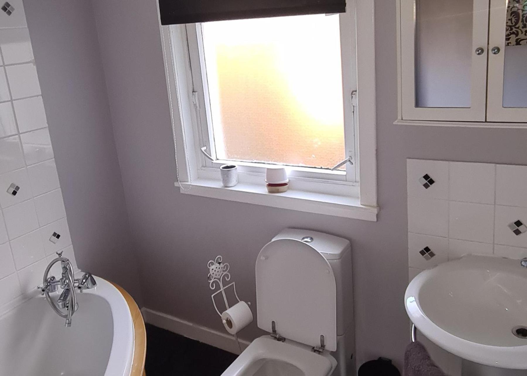 4 Bed Cottage Sleeps 6-Pet-Friendly-Private Garden view 3