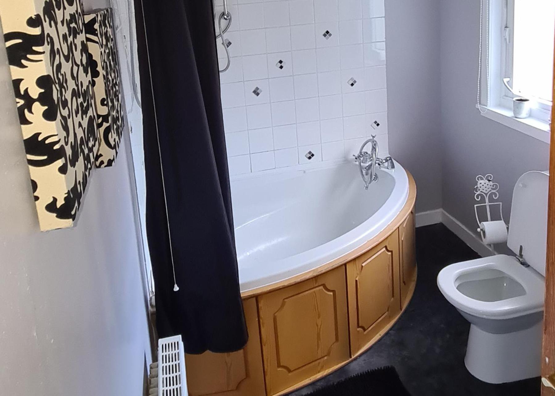 4 Bed Cottage Sleeps 6-Pet-Friendly-Private Garden view 2