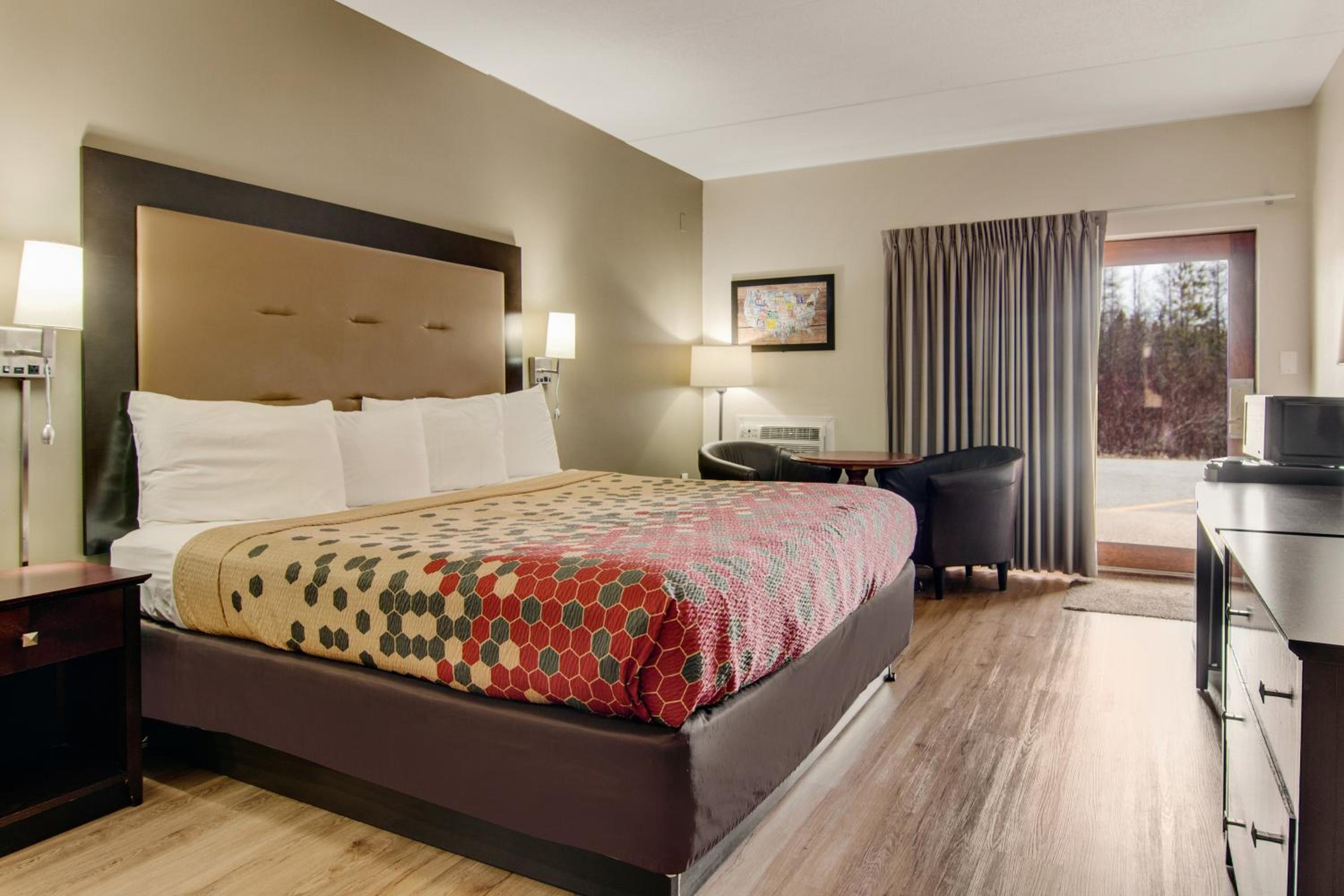 Cadillac Vacations - Econo Lodge Cadillac - Property Image 16