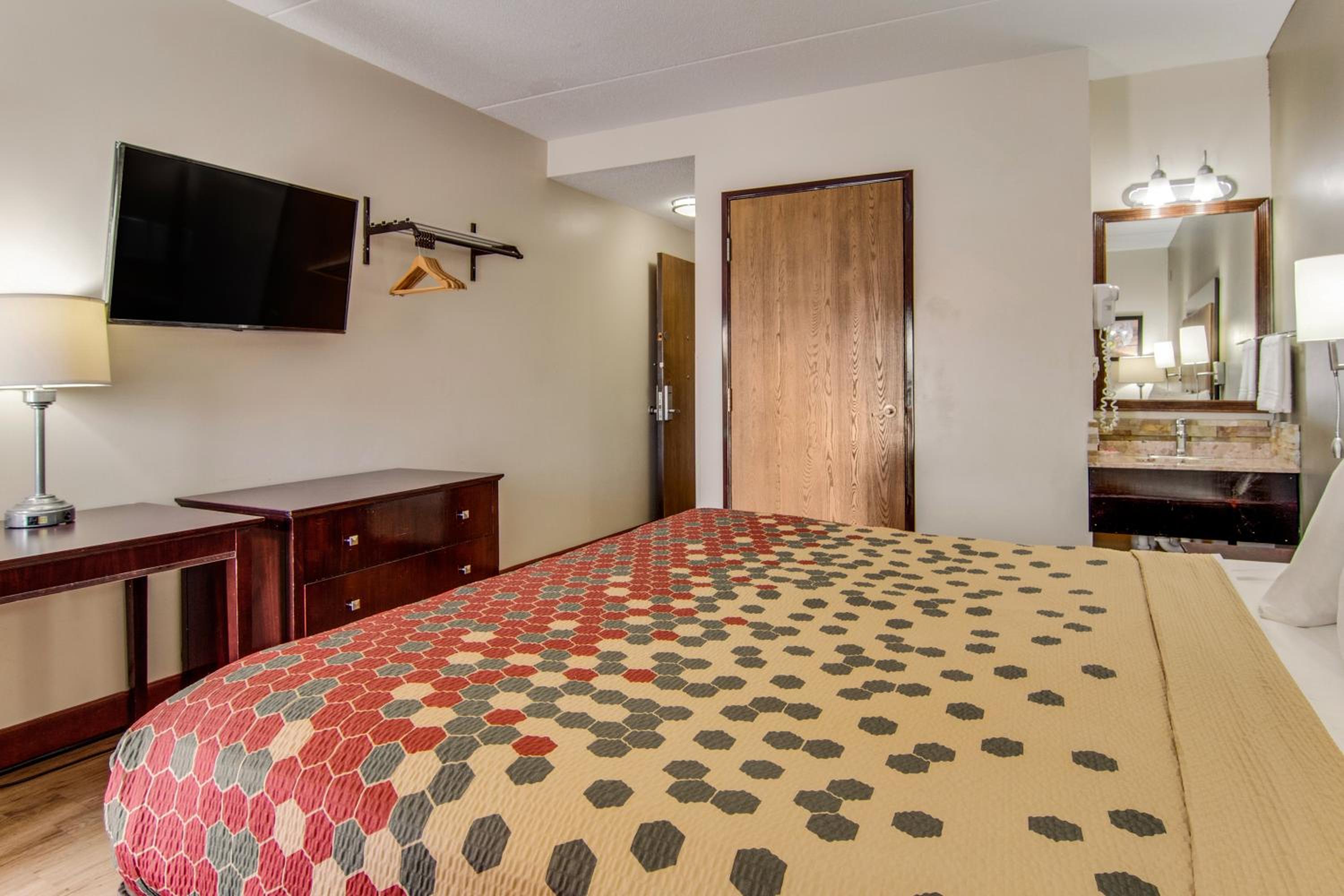 Cadillac Vacations - Econo Lodge Cadillac - Property Image 17
