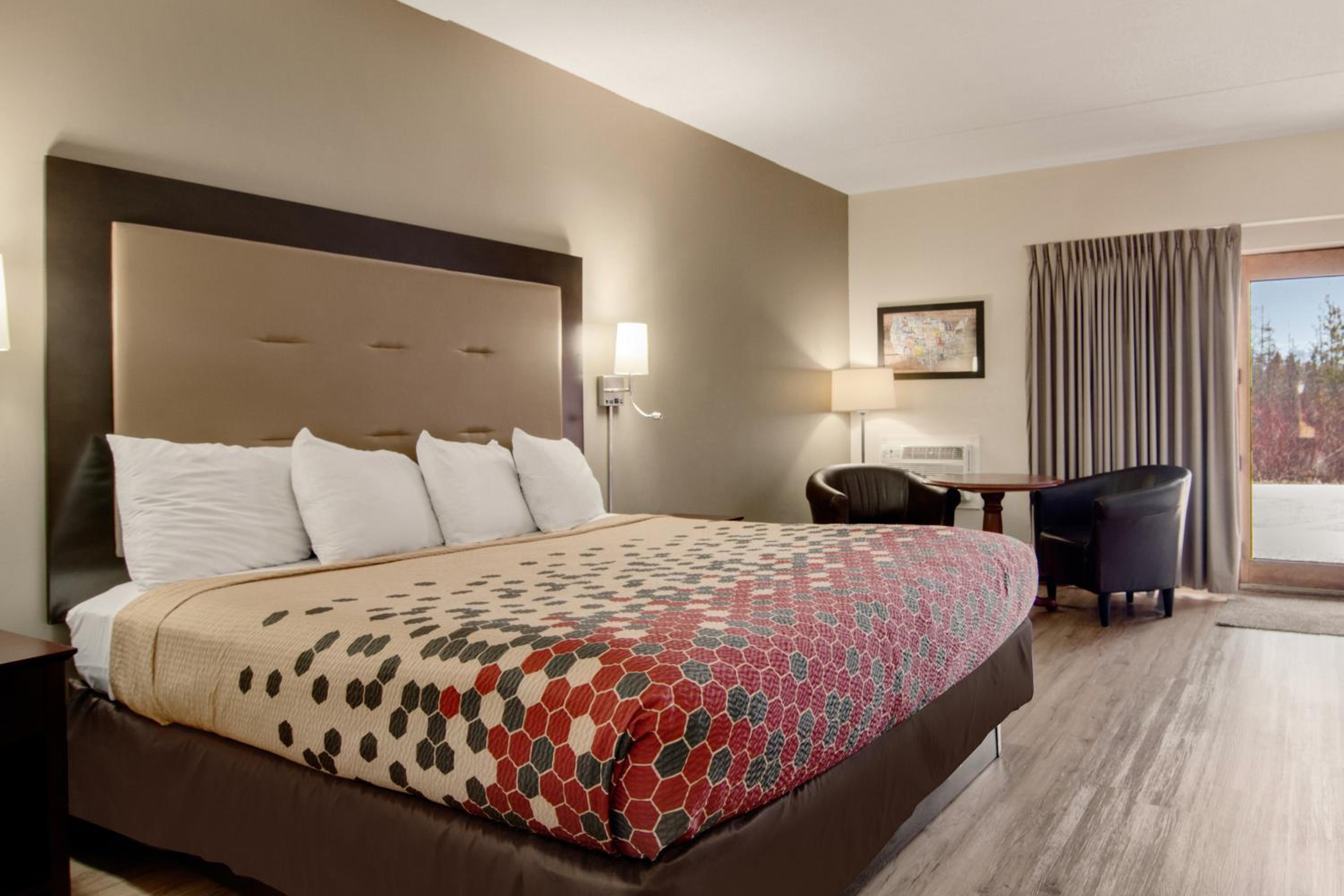 Cadillac Vacations - Econo Lodge Cadillac - Property Image 19