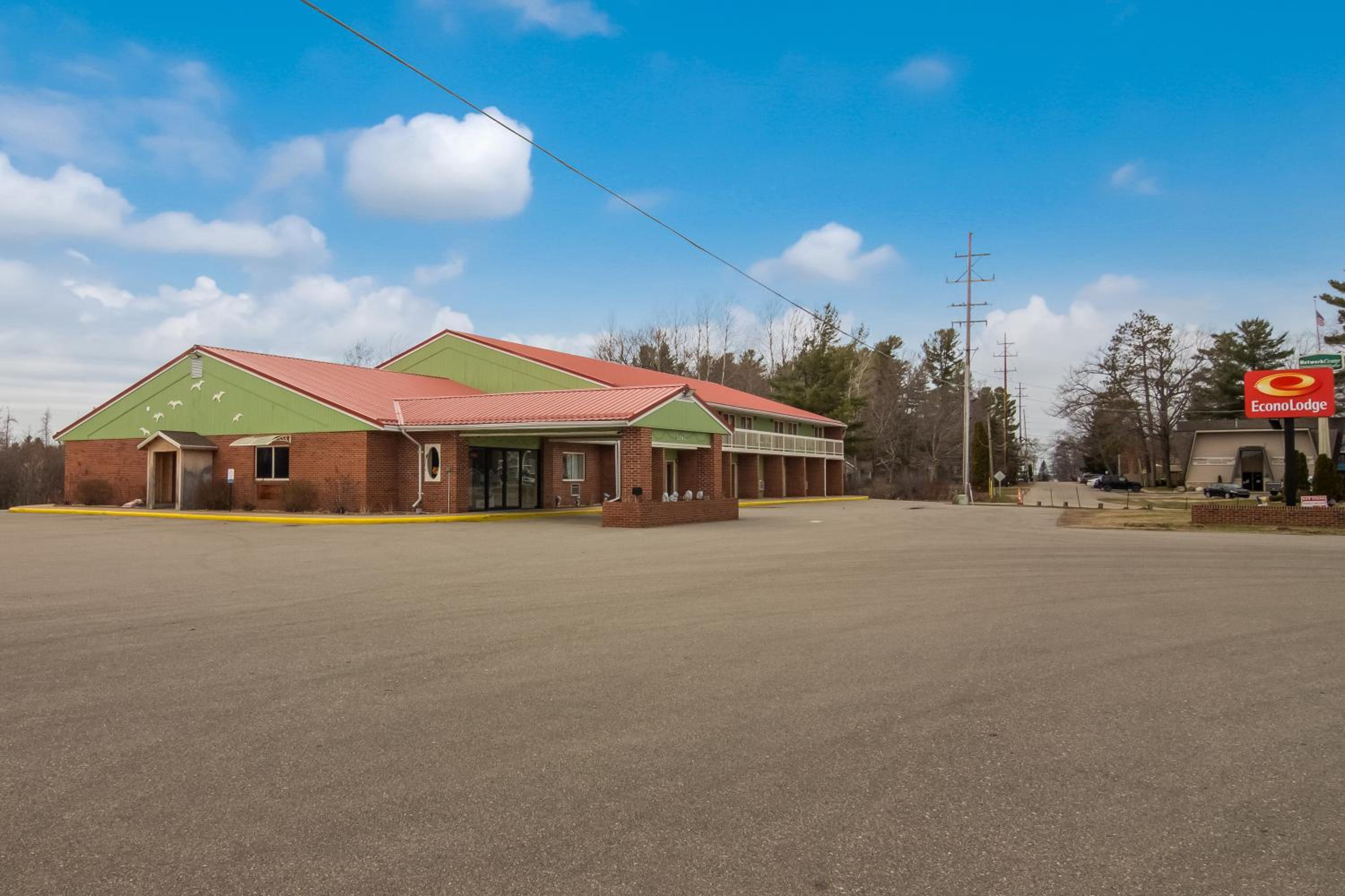 Cadillac Vacations - Econo Lodge Cadillac - Property Image 31