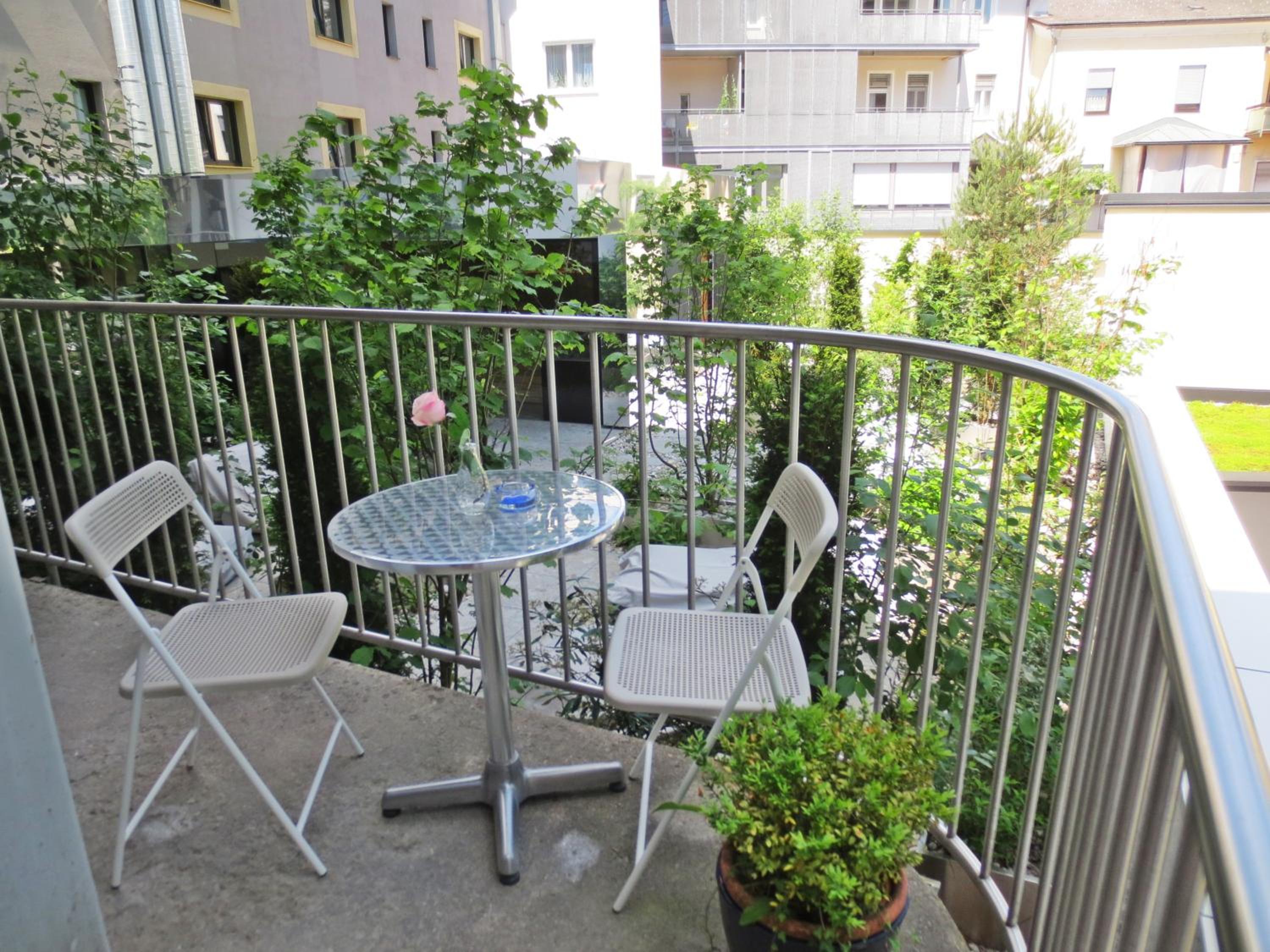 WOLKE, Apartment mit Balkon am Fluss, Zentrum, Parkplatz