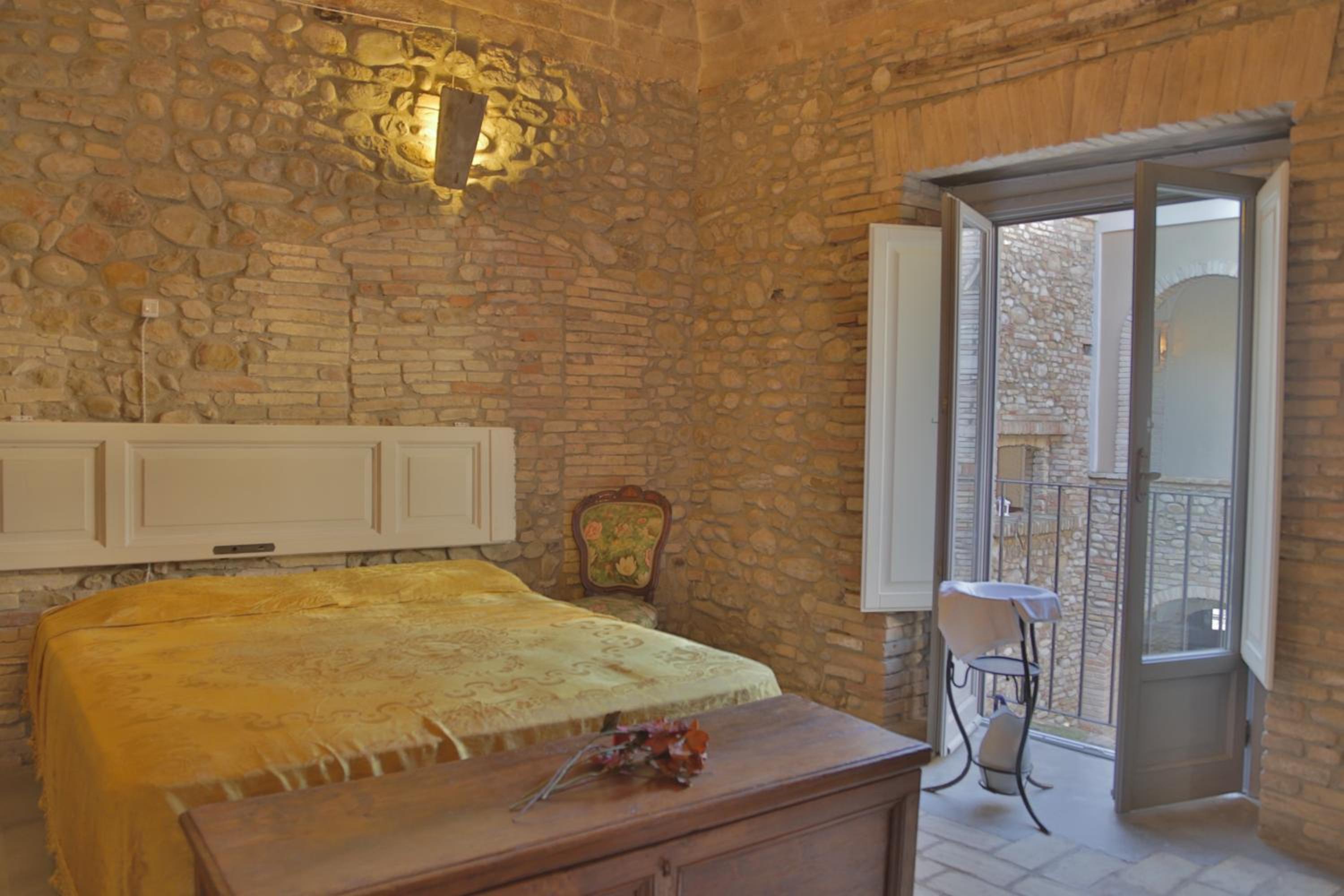 Palazzo Antico nella piazza di Montepagano photo 4