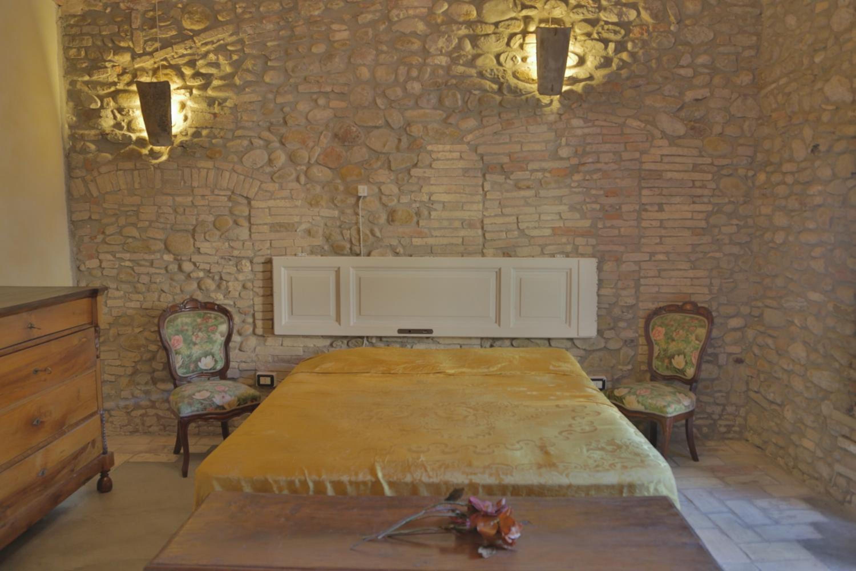 Palazzo Antico nella piazza di Montepagano photo 5