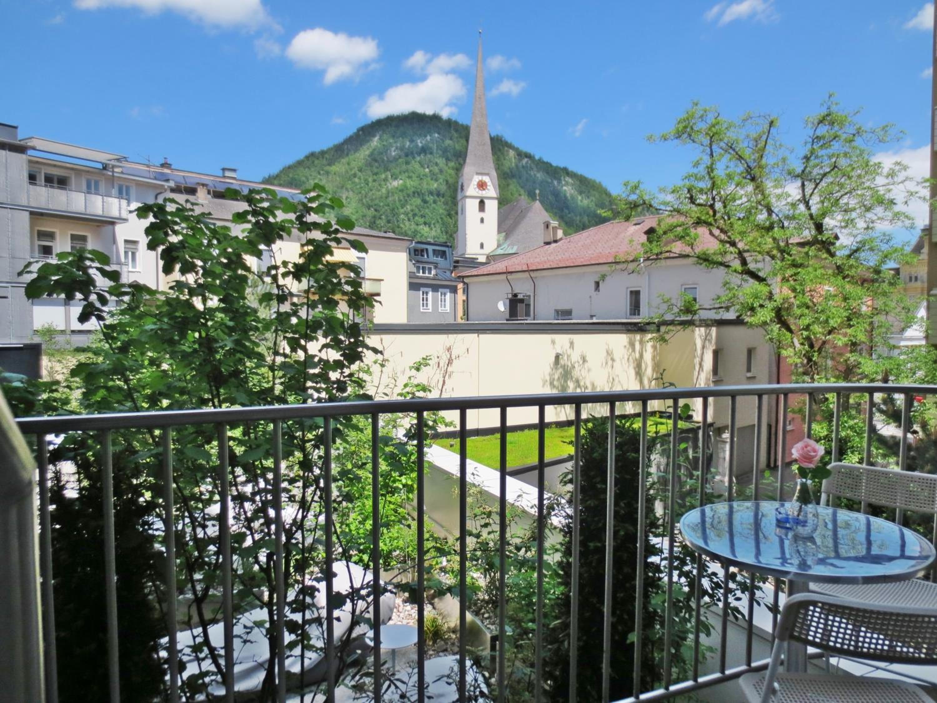 WOLKE, Apartment mit Balkon am Fluss, Zentrum, Parkplatz