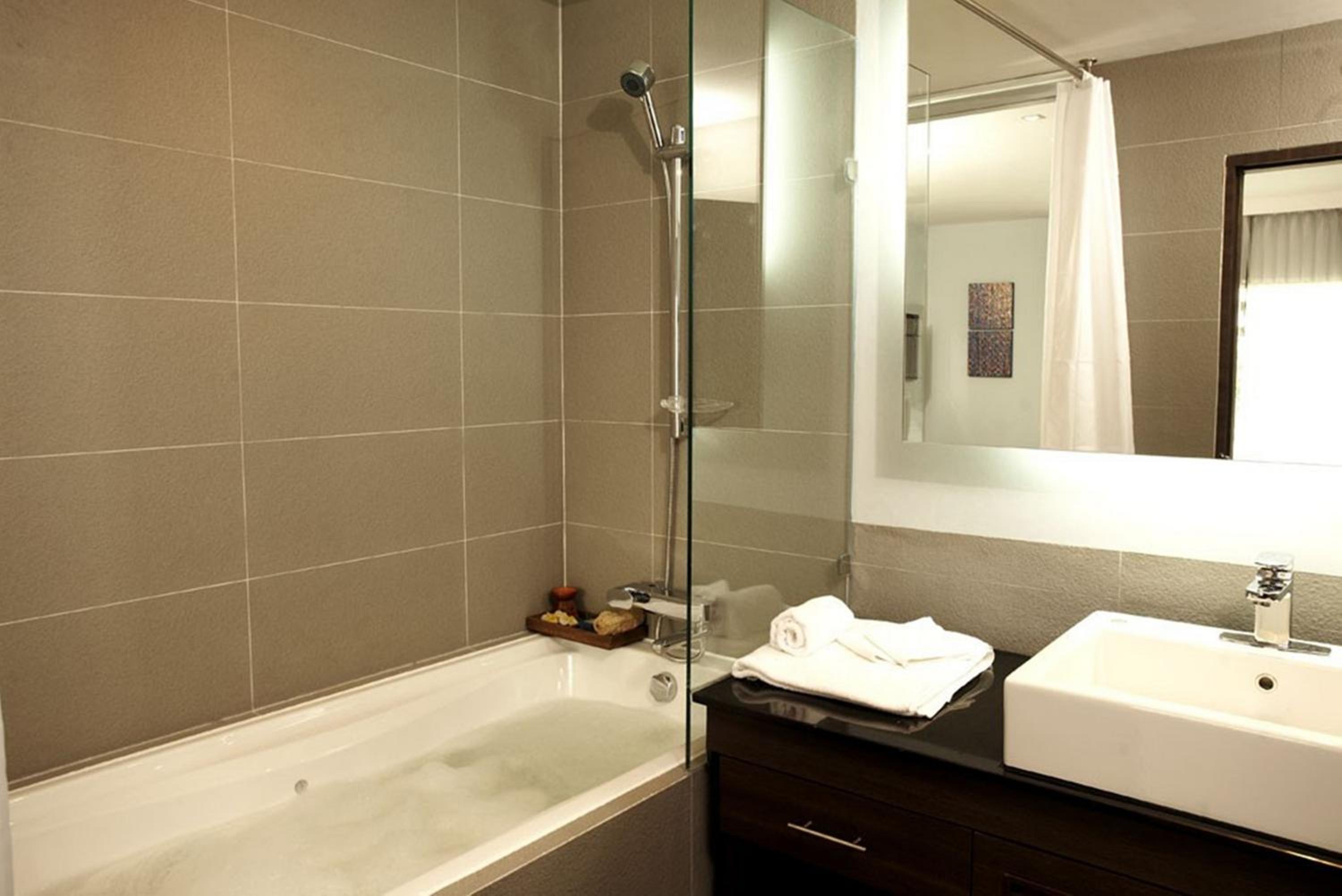 Bangkok Vacations - Sukhumvit Suites Hotel - Property Image 8
