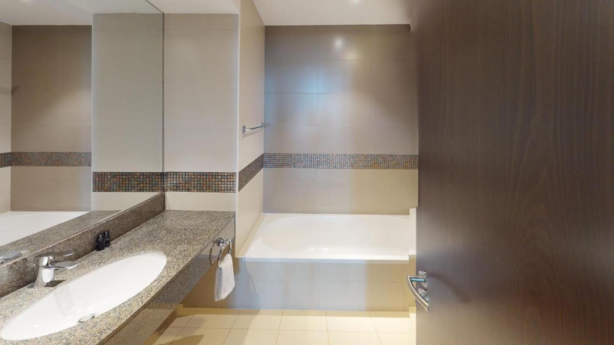 Hometown Apartments - Brand New 2BR Apartment in Dubai Wharf 2