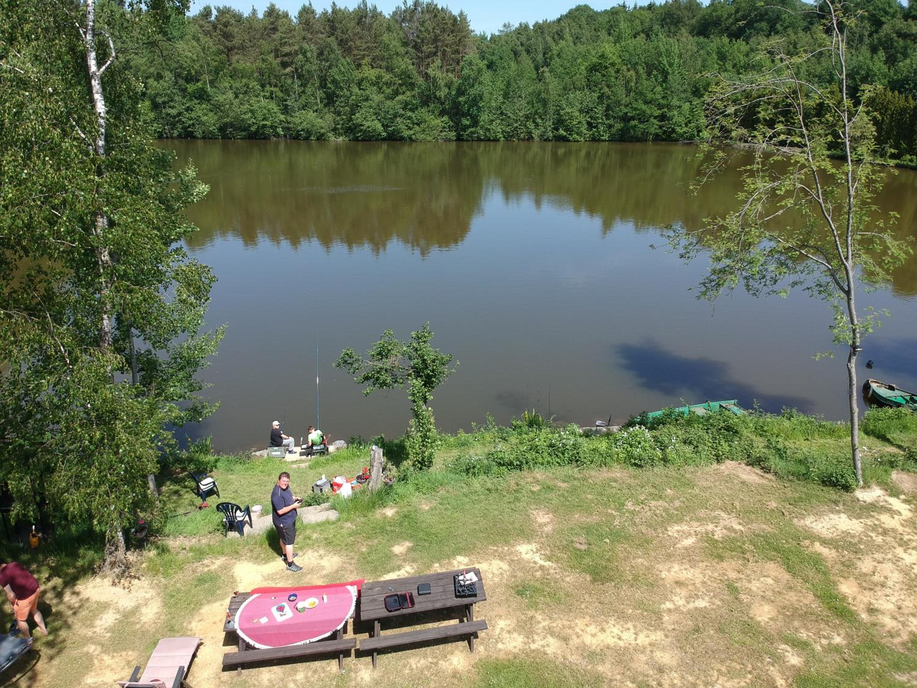 Florennes Gîte neuf 150 M2 devant un grand lac privé de 2 hectares poissonneux au milieu des bois