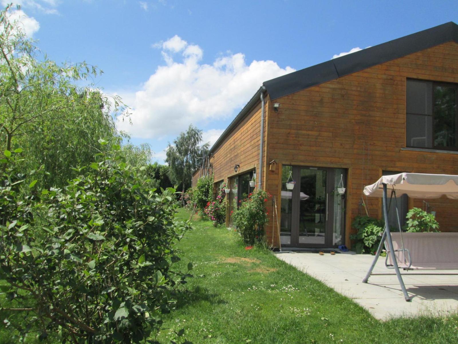 Florennes Gîte neuf 150 M2 devant un grand lac privé de 2 hectares poissonneux au milieu des bois