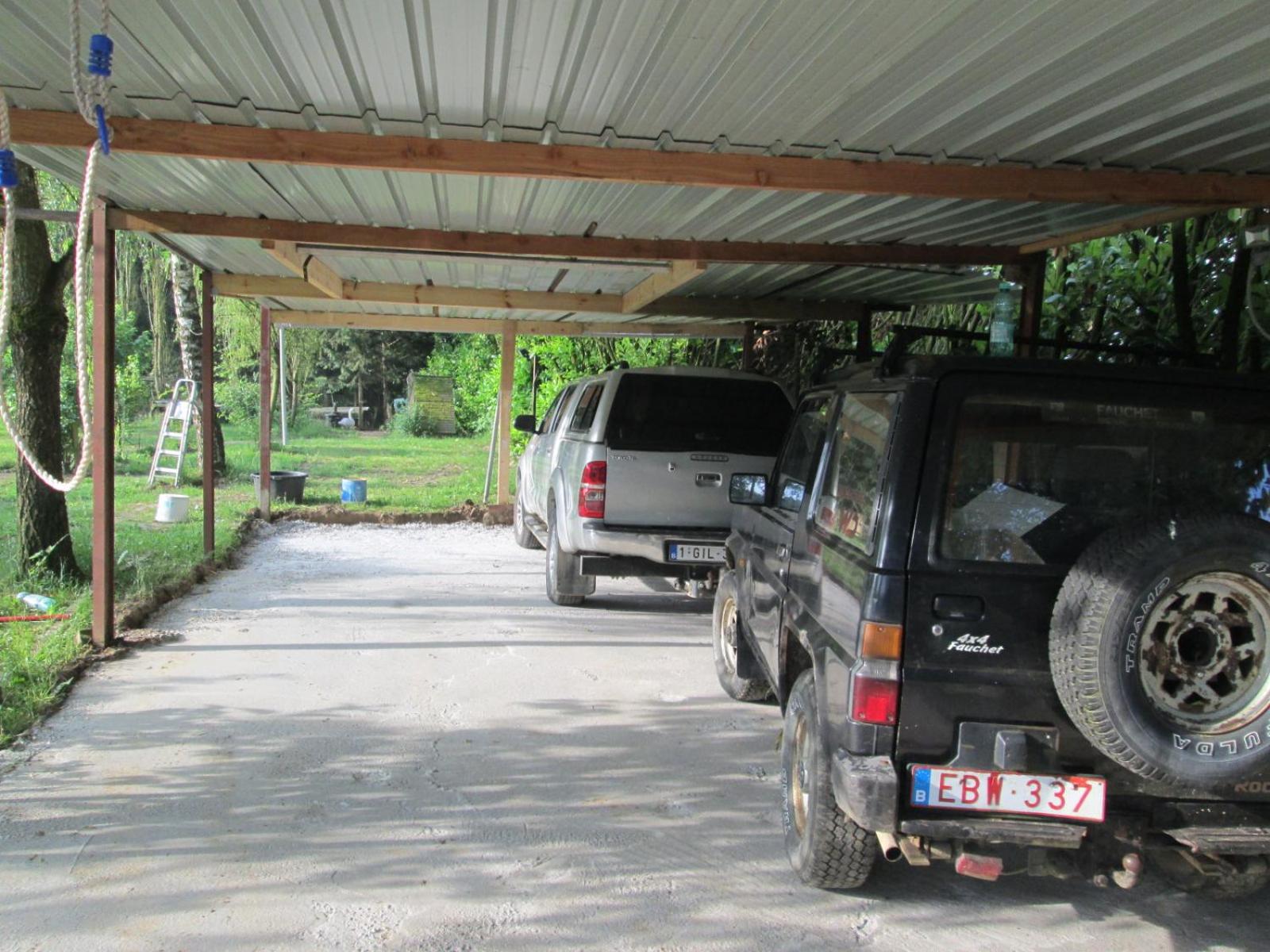 Florennes Gîte neuf 150 M2 devant un grand lac privé de 2 hectares poissonneux au milieu des bois