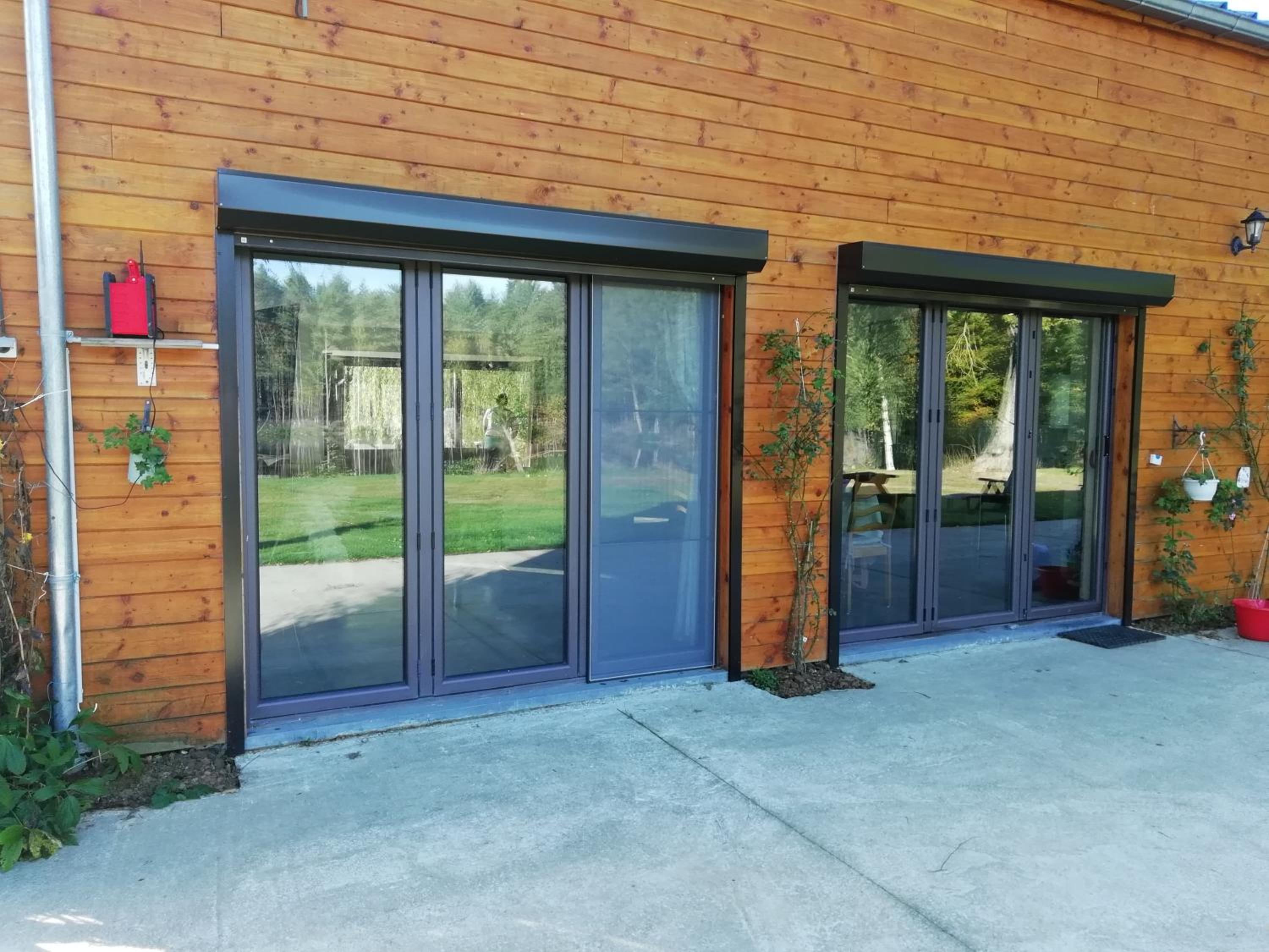 Florennes Gîte neuf 150 M2 devant un grand lac privé de 2 hectares poissonneux au milieu des bois