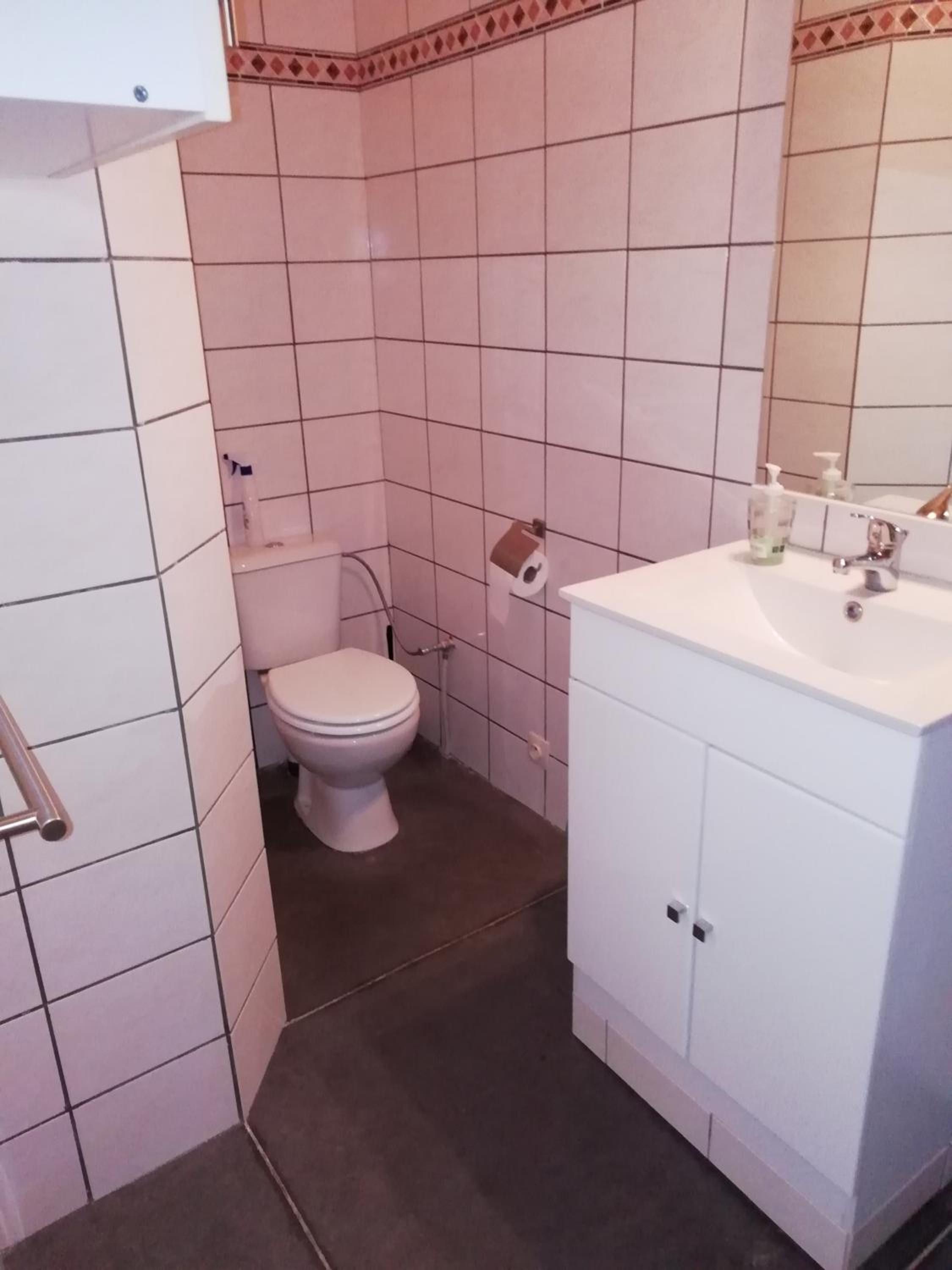 Florennes Gîte neuf 150 M2 devant un grand lac privé de 2 hectares poissonneux au milieu des bois