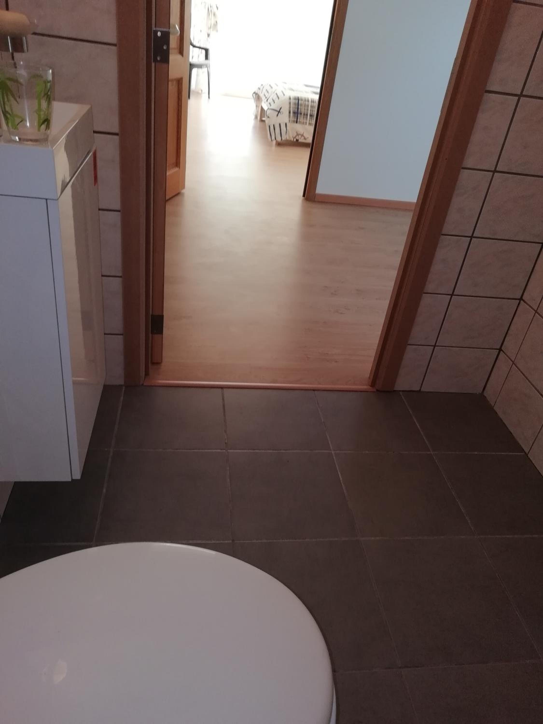Florennes Gîte neuf 150 M2 devant un grand lac privé de 2 hectares poissonneux au milieu des bois