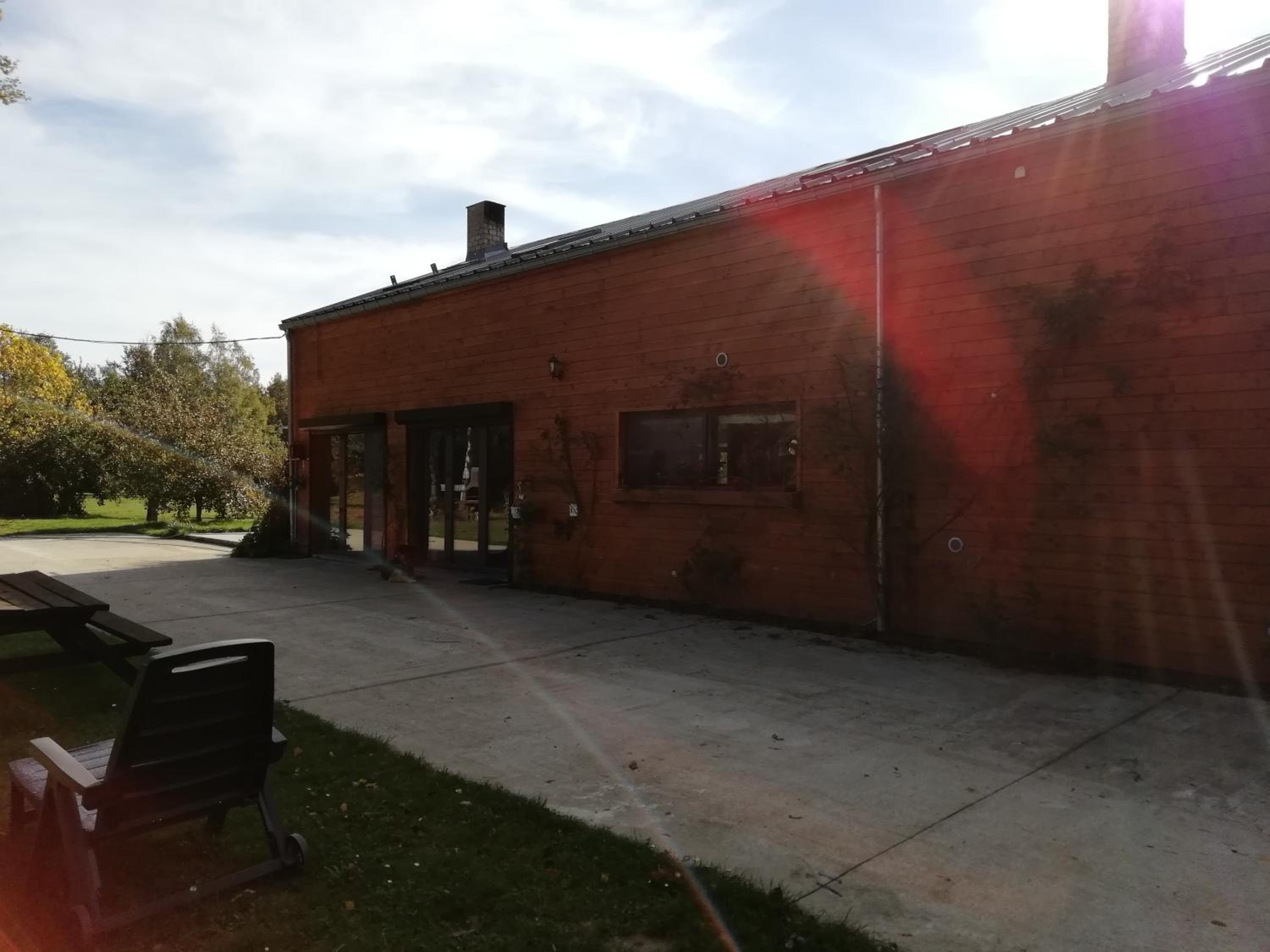 Florennes Gîte neuf 150 M2 devant un grand lac privé de 2 hectares poissonneux au milieu des bois