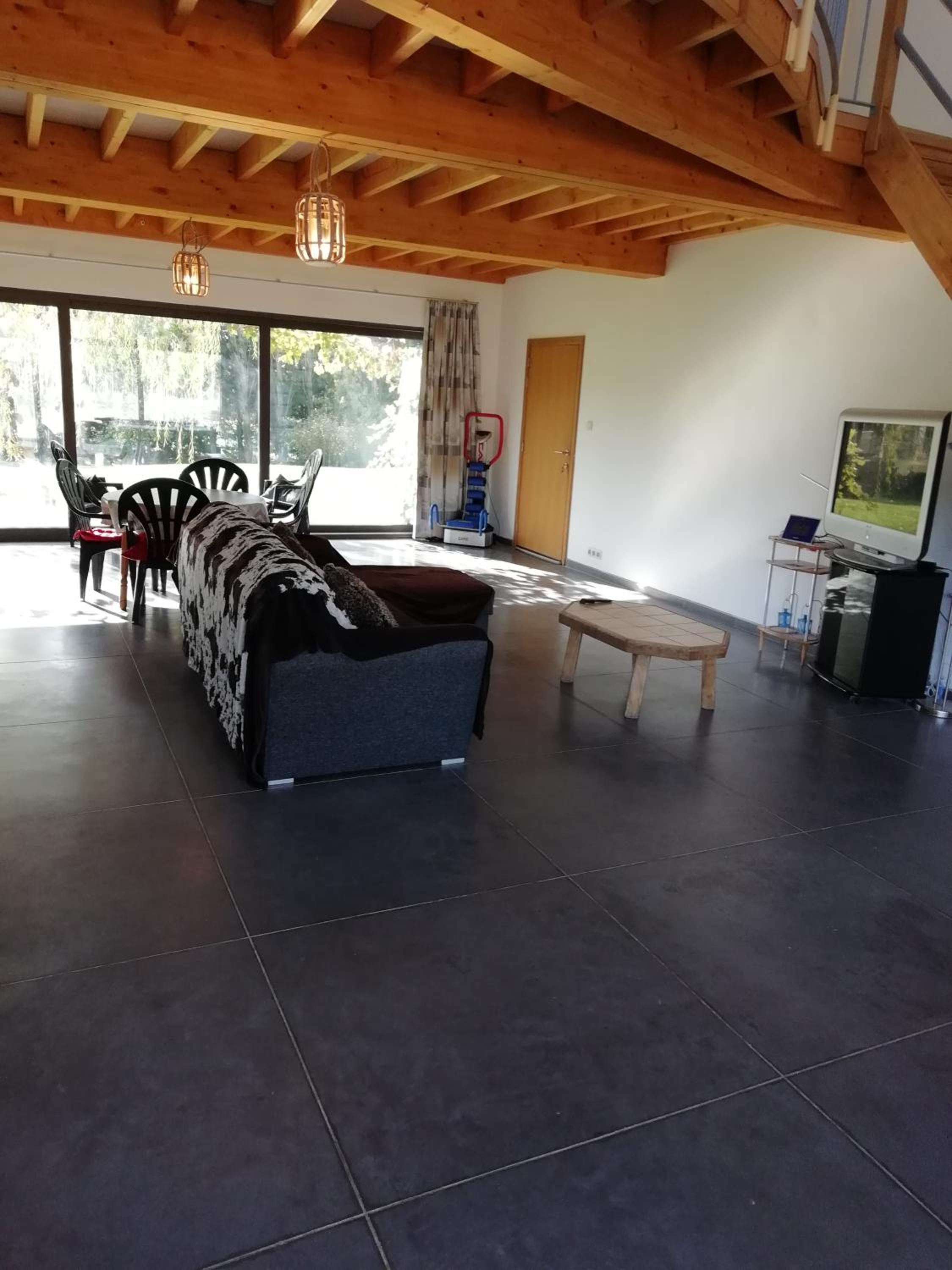 Florennes Gîte neuf 150 M2 devant un grand lac privé de 2 hectares poissonneux au milieu des bois