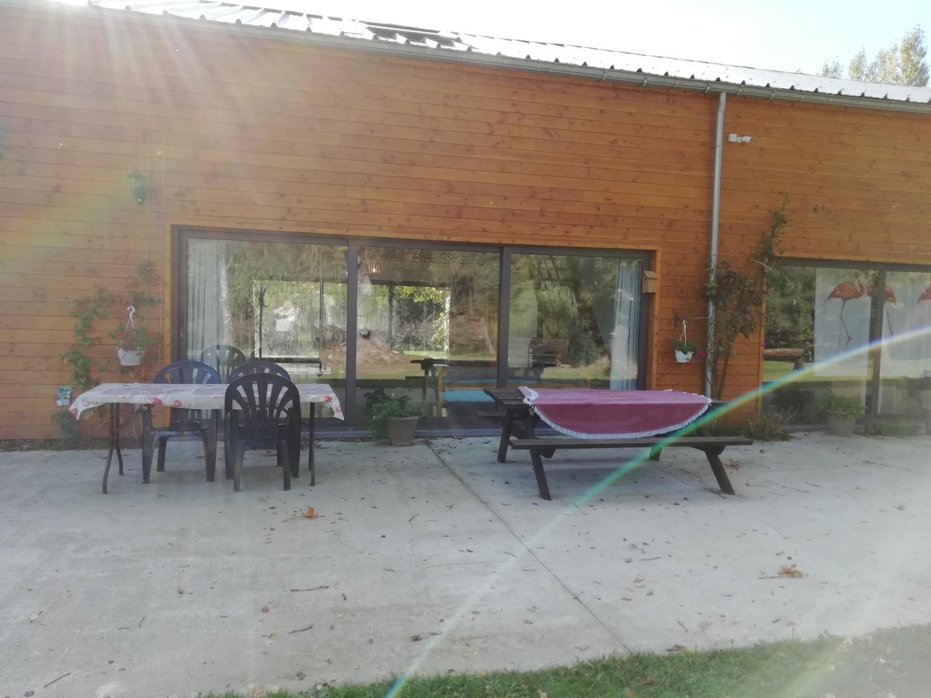 Florennes Gîte neuf 150 M2 devant un grand lac privé de 2 hectares poissonneux au milieu des bois