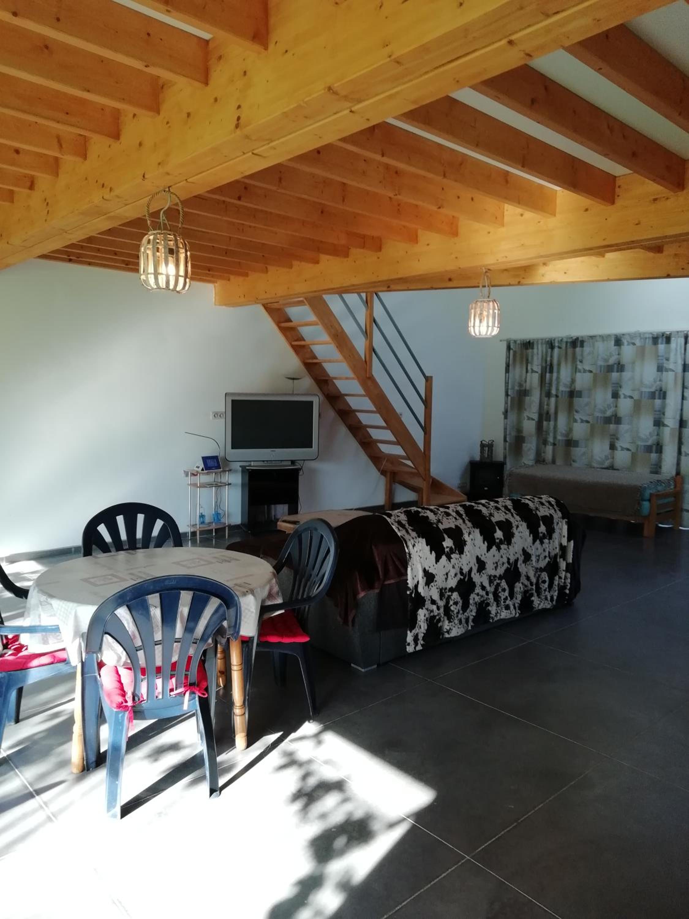 Florennes Gîte neuf 150 M2 devant un grand lac privé de 2 hectares poissonneux au milieu des bois