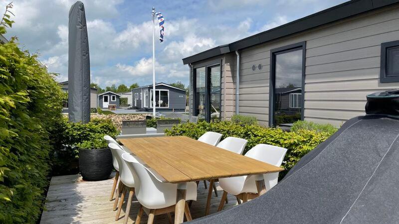 PUUR Eernewoude luxe chalet direct aan open vaarwater gelegen in de Alde Feanen view 5