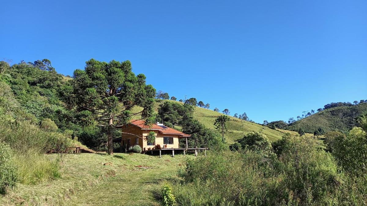 Casa ecológica na montanha com vista para o vale