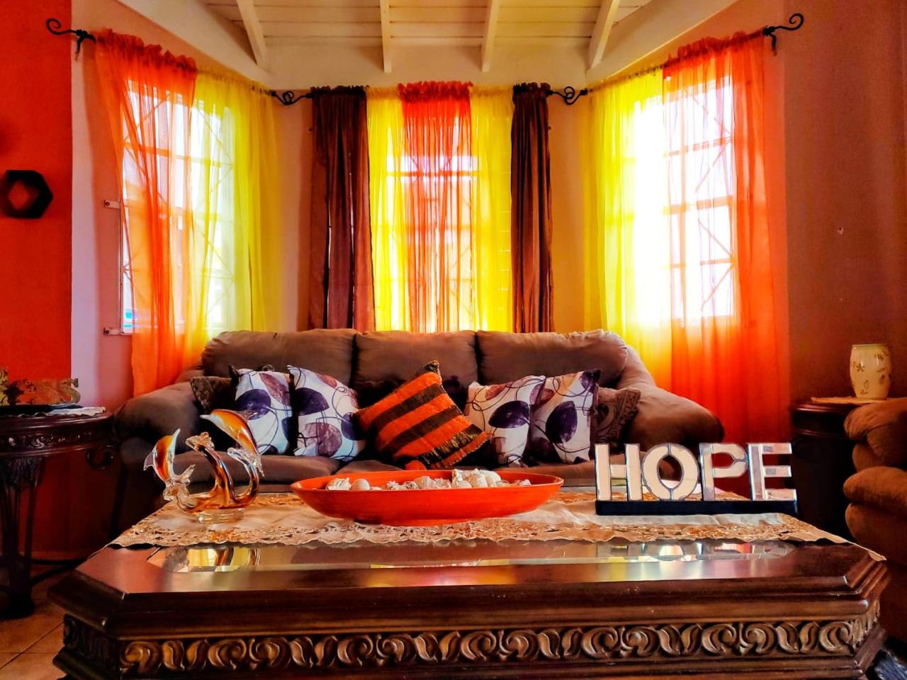 Hotel Sensational 2 Bedroom Getaway in Florence Hall - Image 1