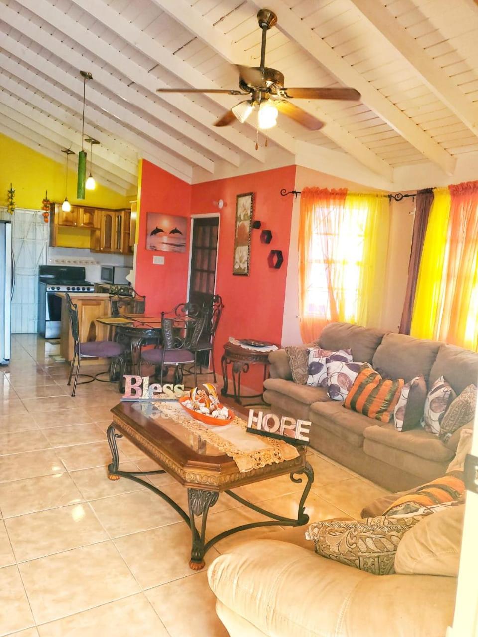 2 Bed-Sleeps 4-Gated community-5 Min Town Centre