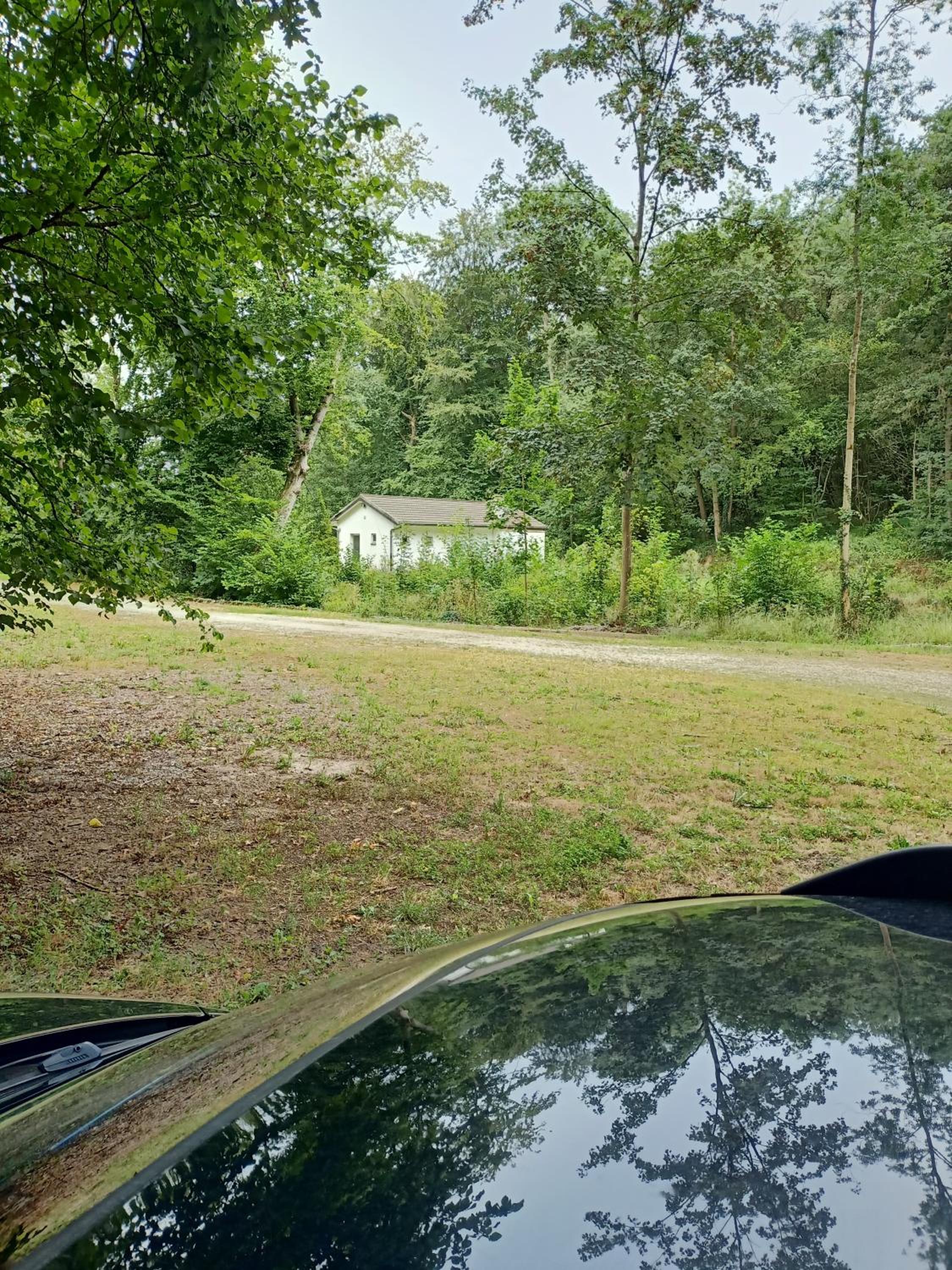Deux étangs poissonneux au milieu des bois avec gîte moderne, la halte des deux lacs