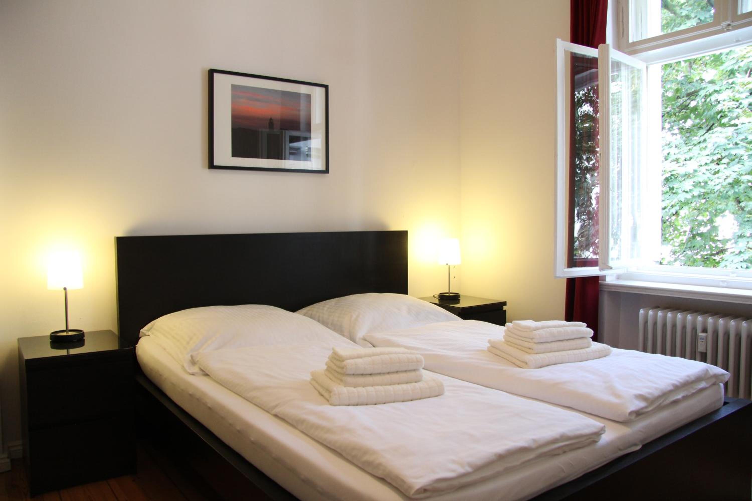 Nollendorf Apartments - 1 separate bedroom and 1 living room with sofa bed in Motzstraße