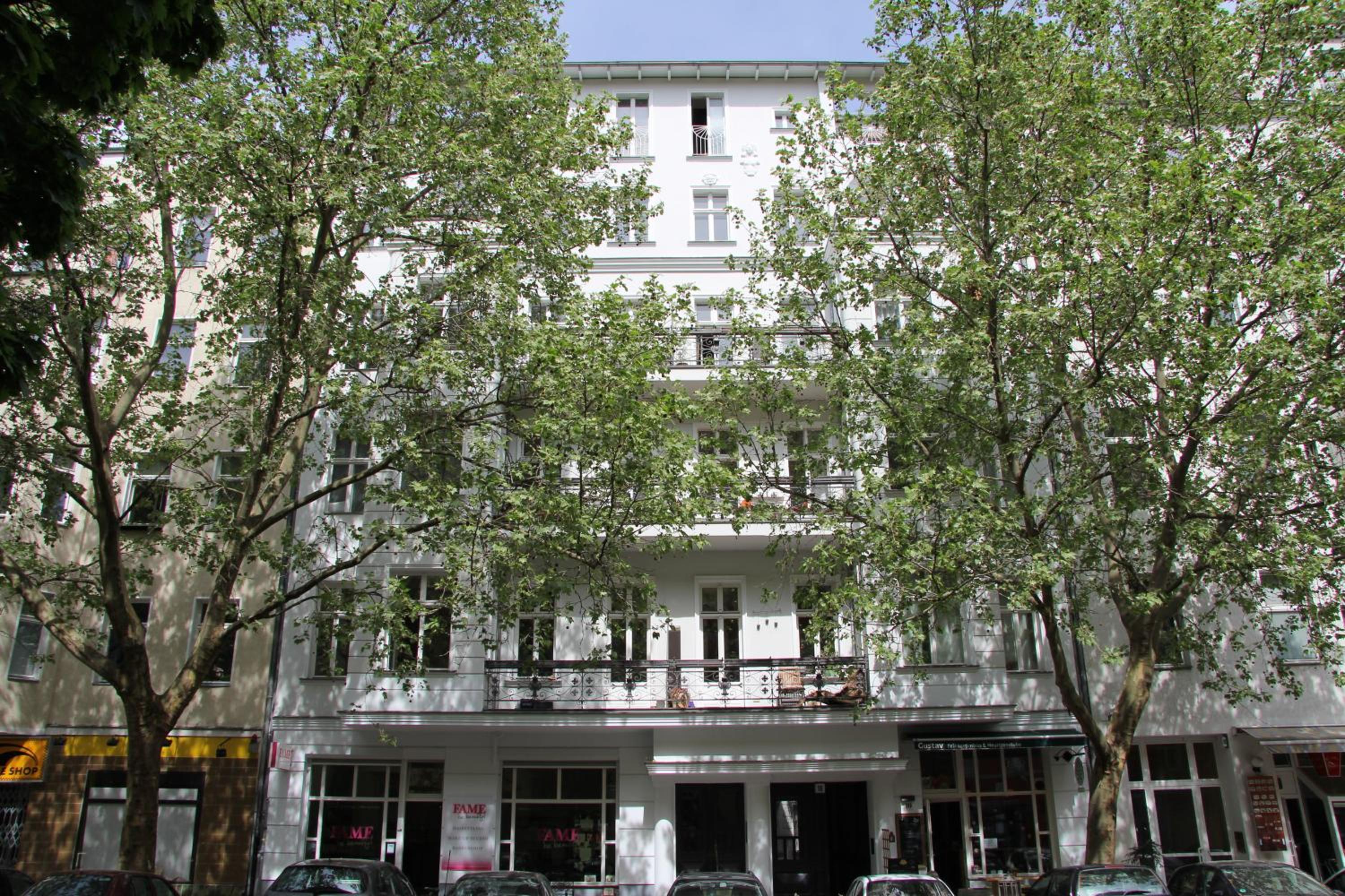Nollendorf Apartments - 1 separate bedroom and 1 living room with sofa bed in Motzstraße