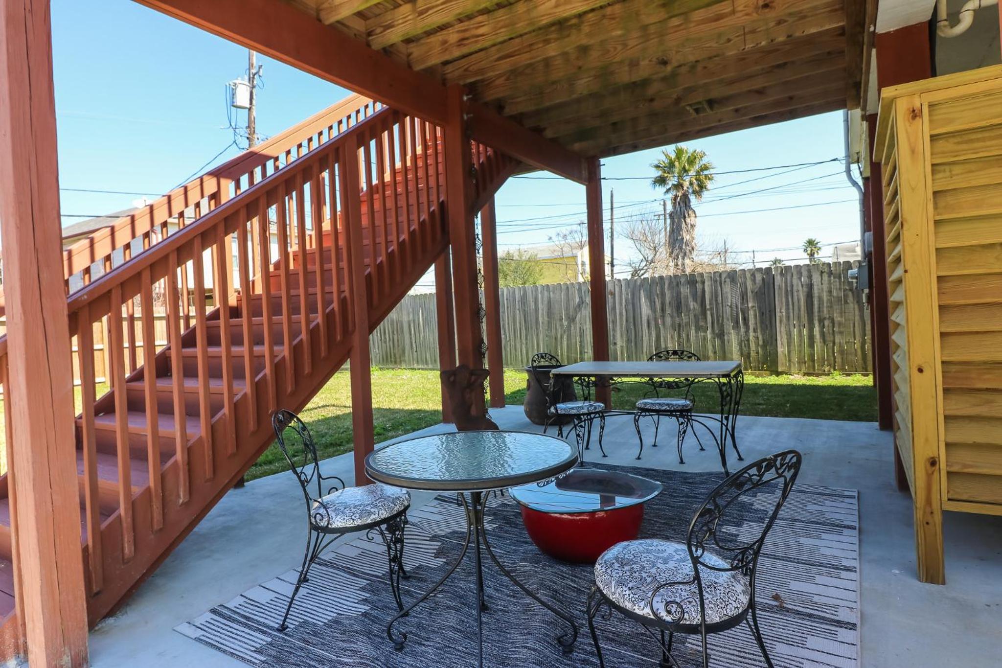 PERFECT location spacious yard coffee bar at this lovely beach home view 4